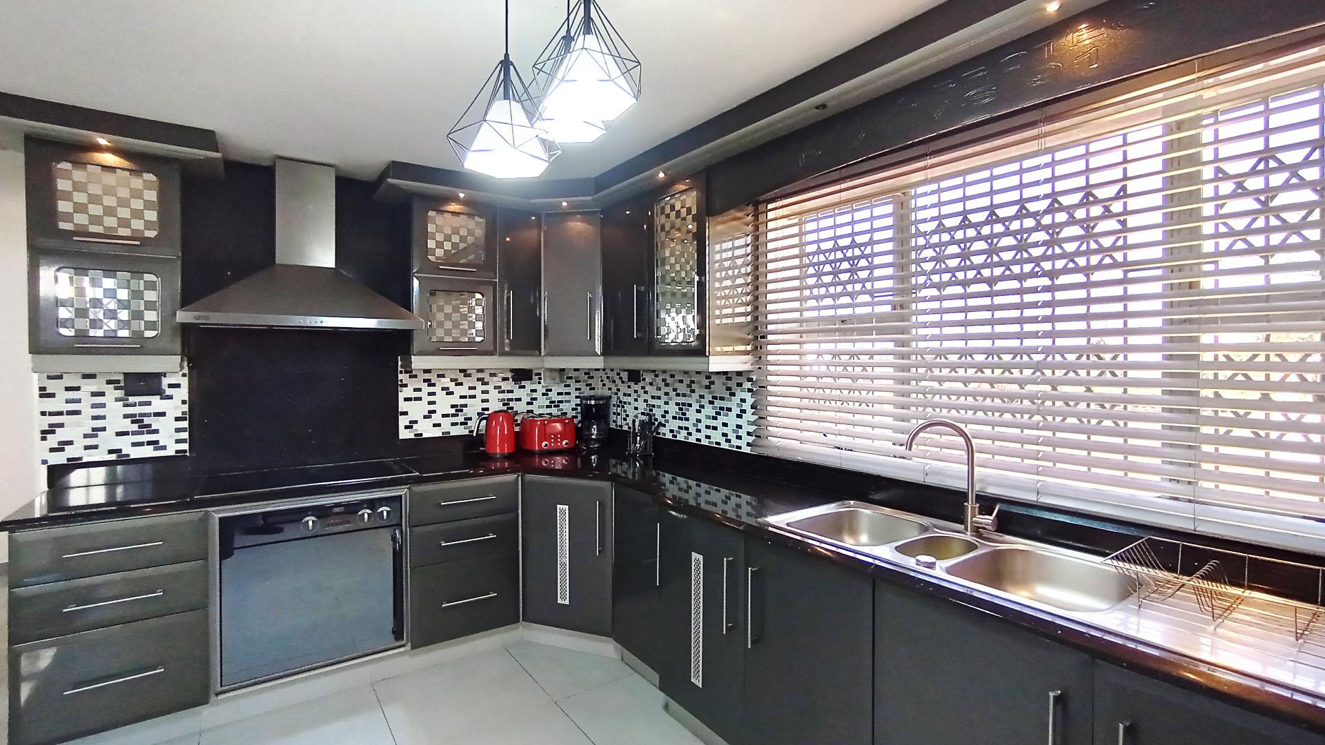 Kitchen - 17 square meters of property in Shallcross 