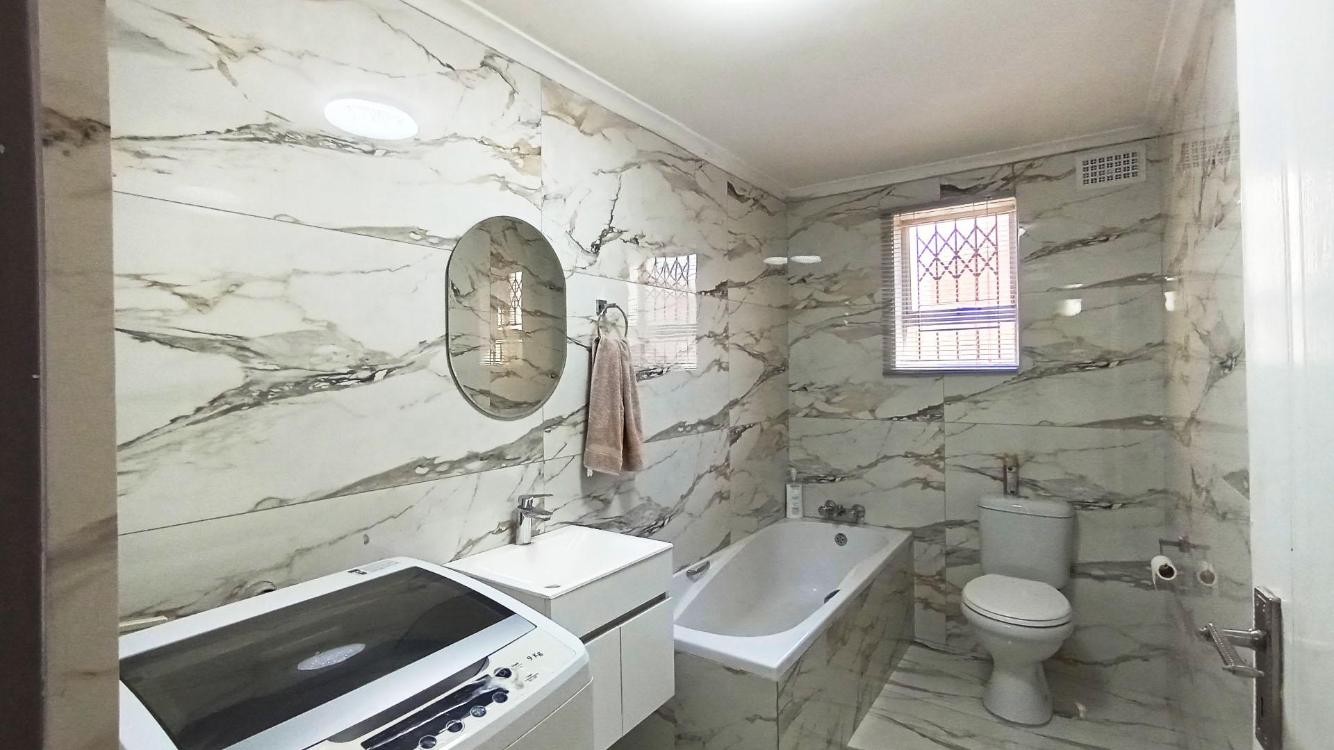 Bathroom 1 - 8 square meters of property in Shallcross 