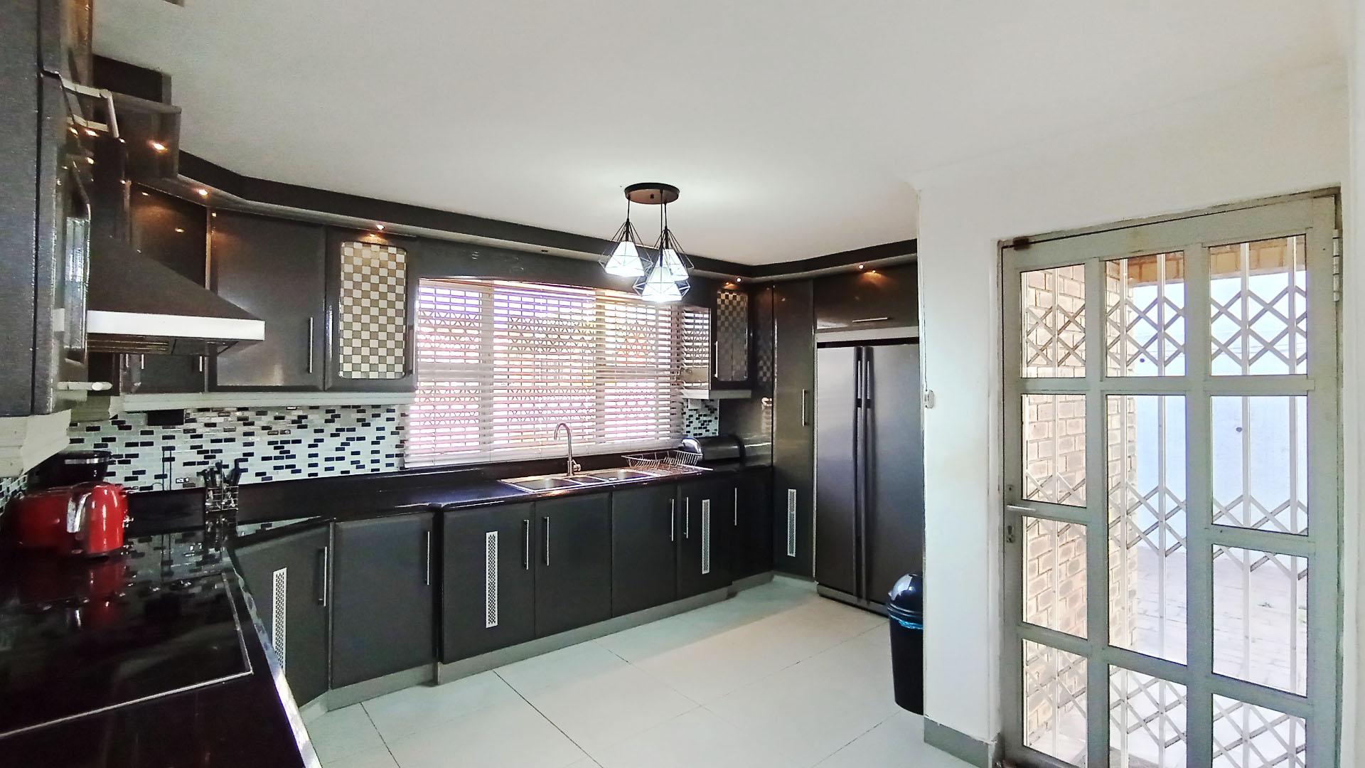 Kitchen - 17 square meters of property in Shallcross 