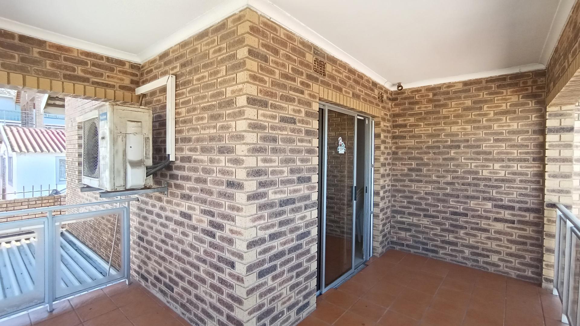 Balcony - 19 square meters of property in Shallcross 