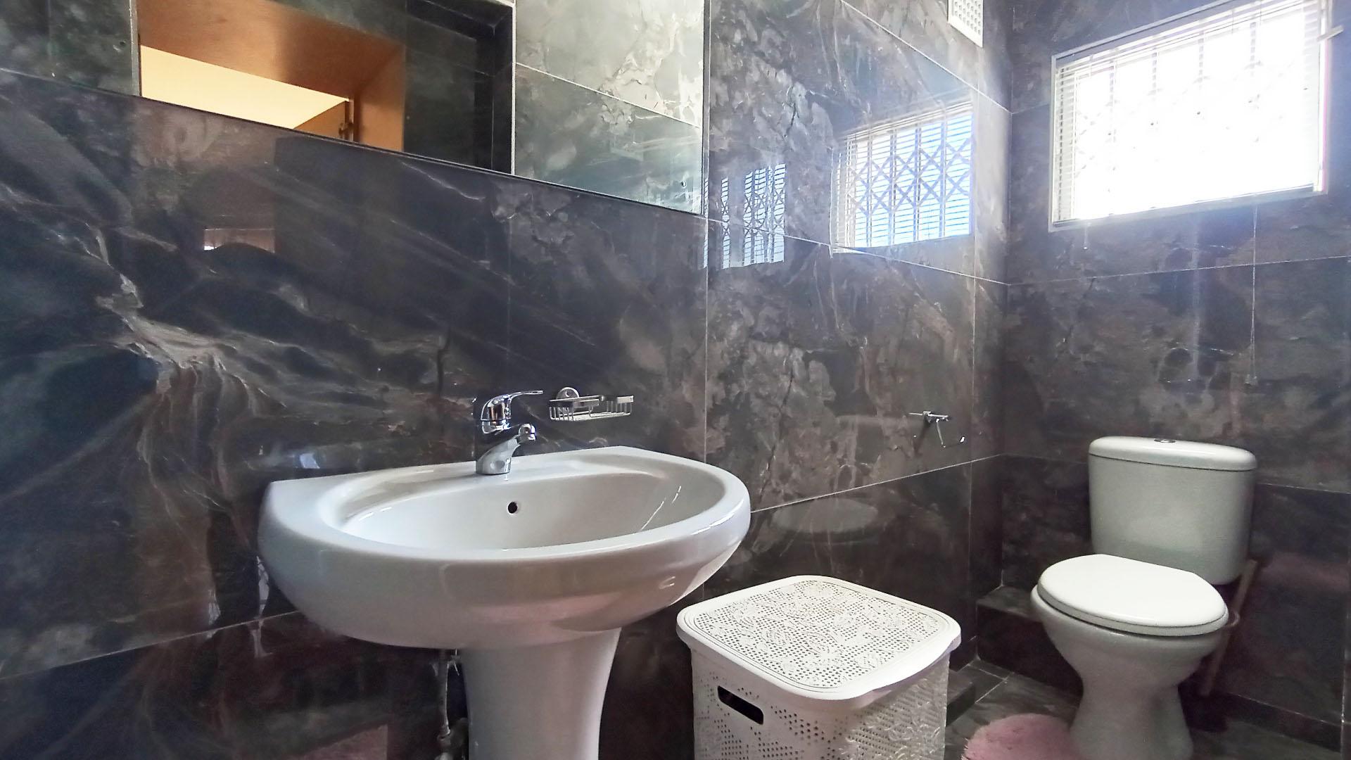 Main Bathroom - 5 square meters of property in Shallcross 