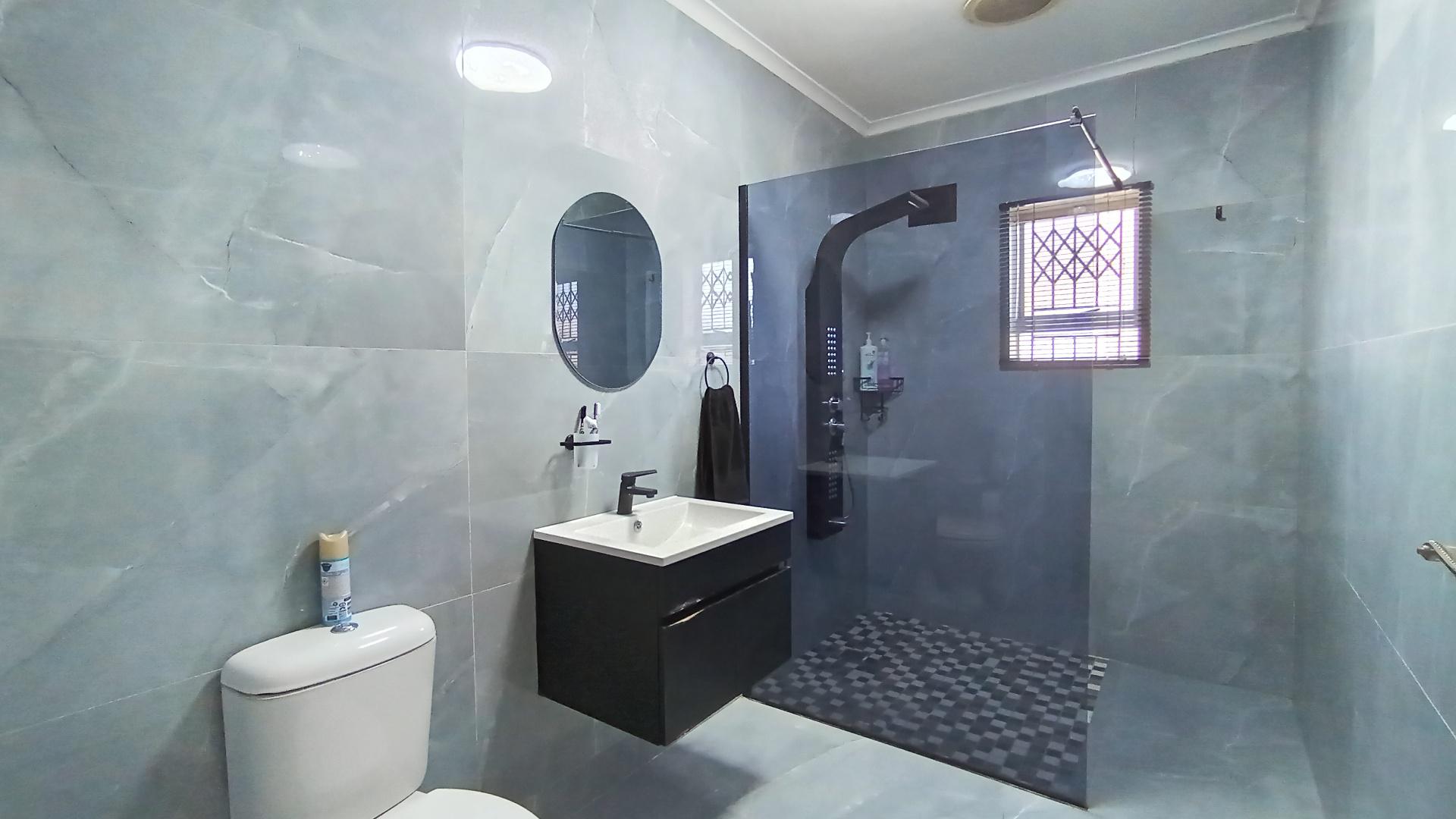 Bathroom 2 - 8 square meters of property in Shallcross 