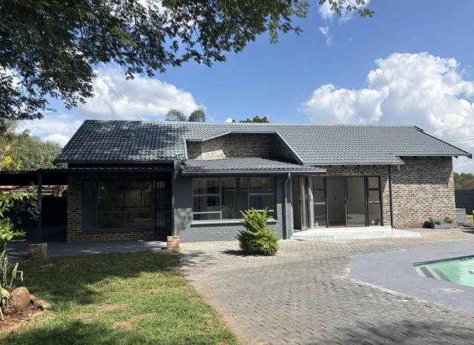 3 Bedroom Simplex for Sale For Sale in Doornpoort - MR679895