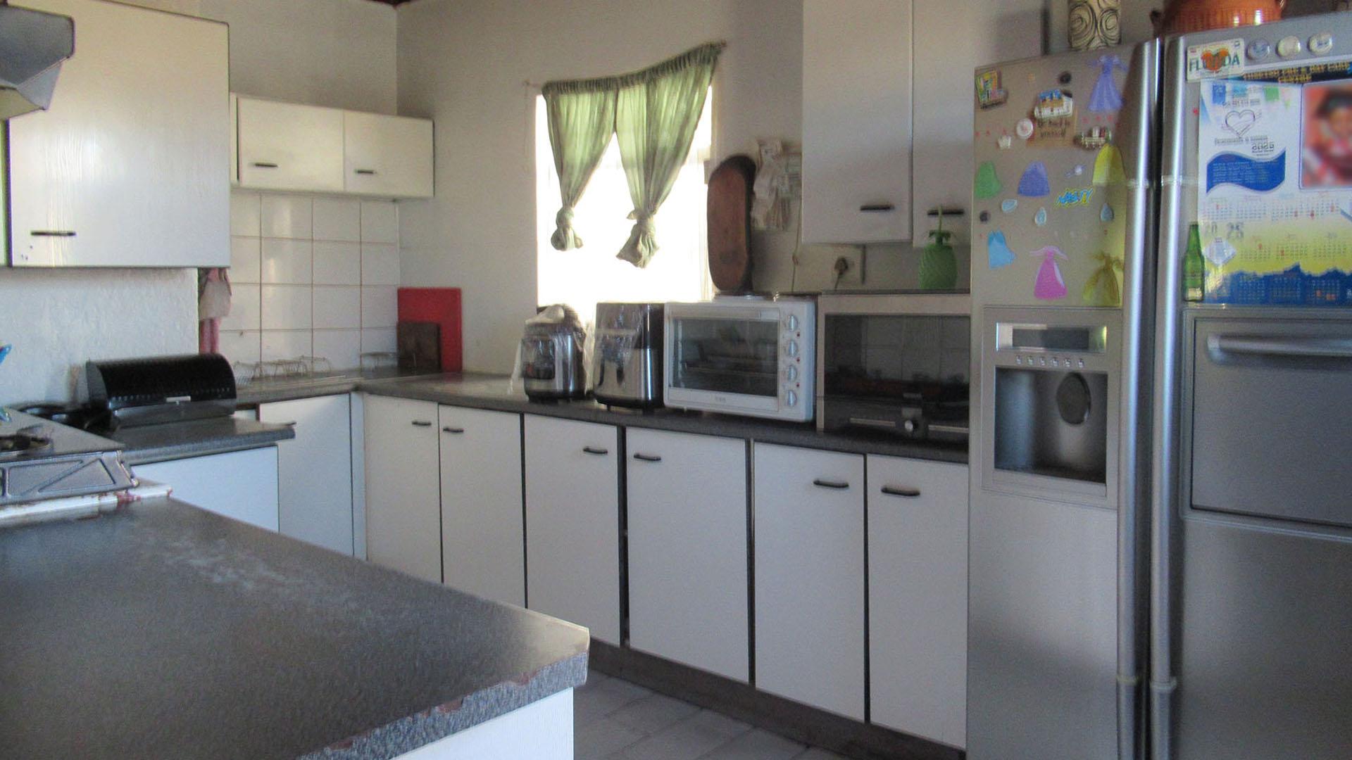 Kitchen - 19 square meters of property in South Hills