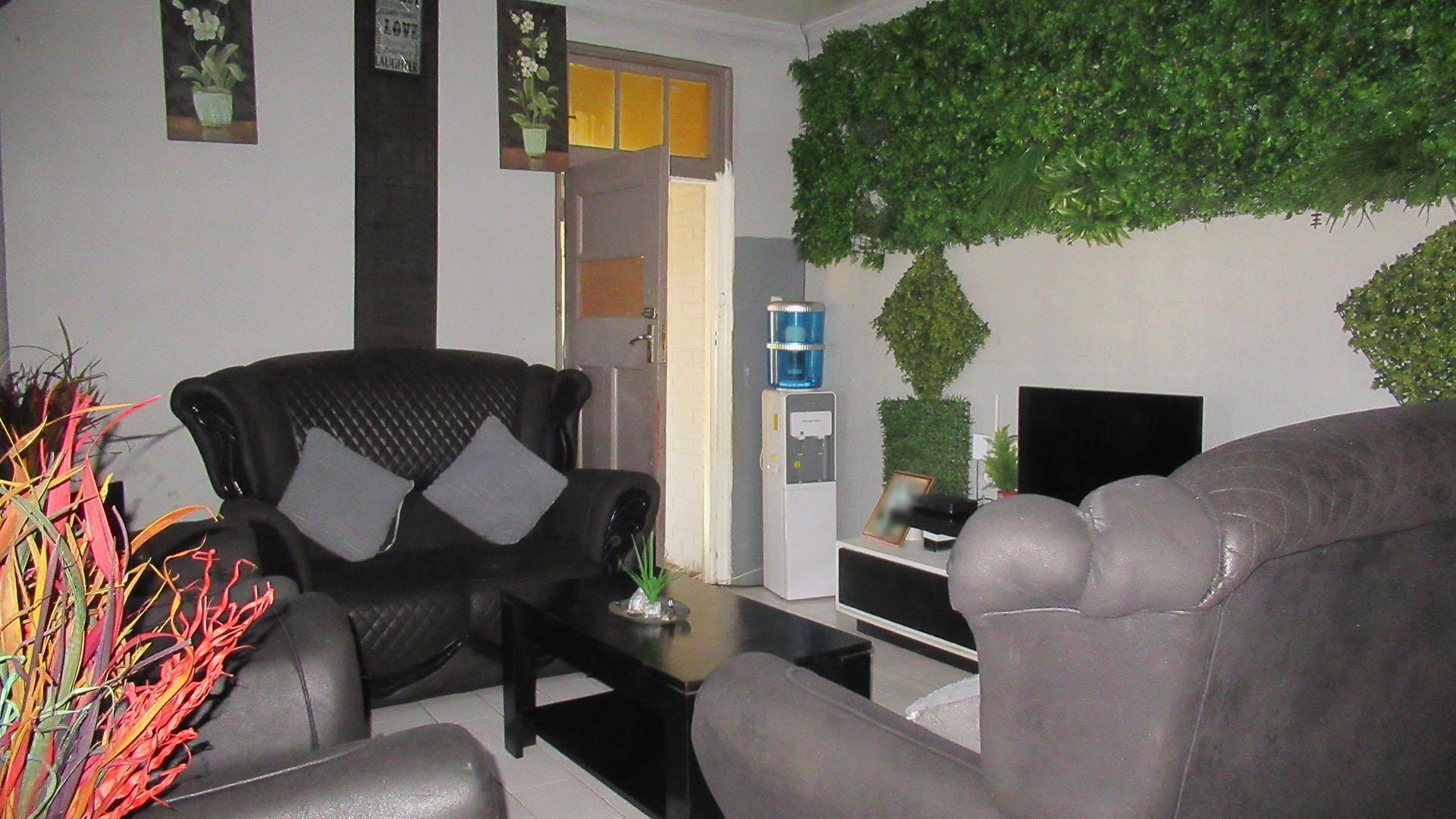 Lounges - 31 square meters of property in South Hills