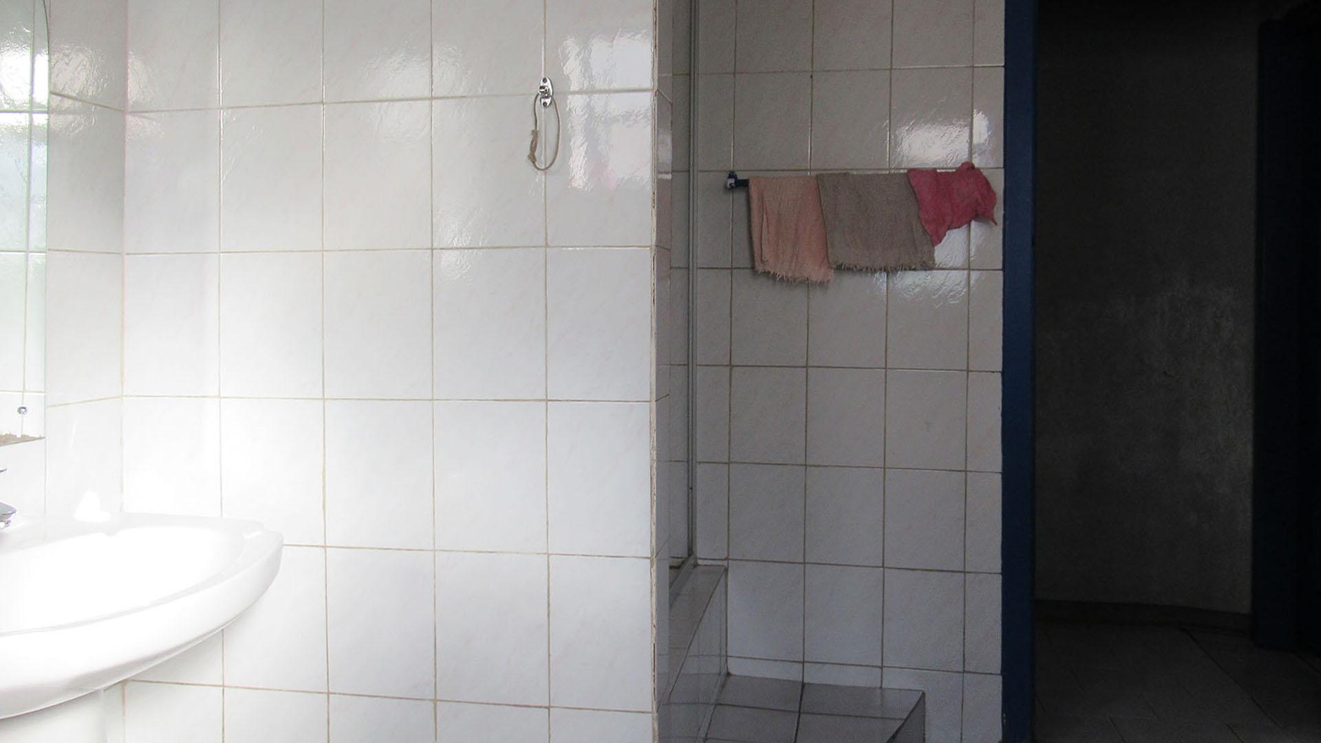 Bathroom 1 - 9 square meters of property in South Hills