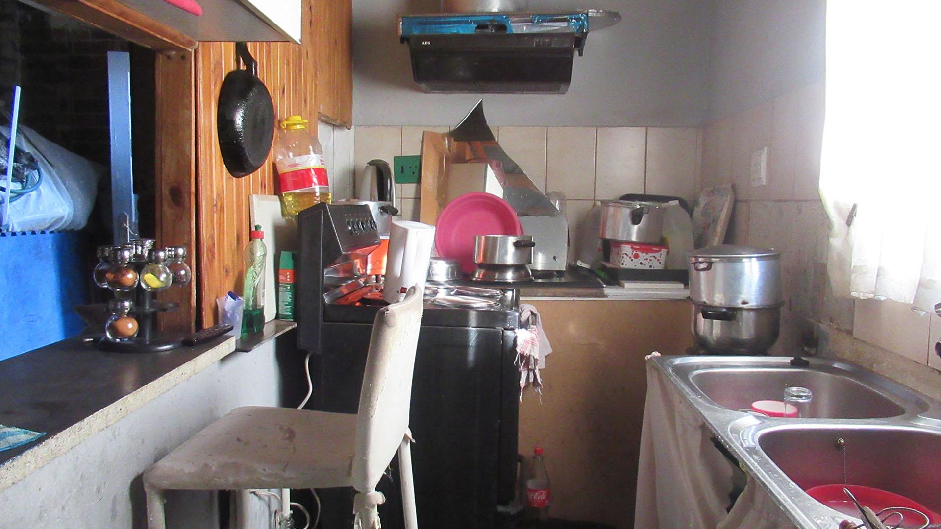 Kitchen - 19 square meters of property in South Hills