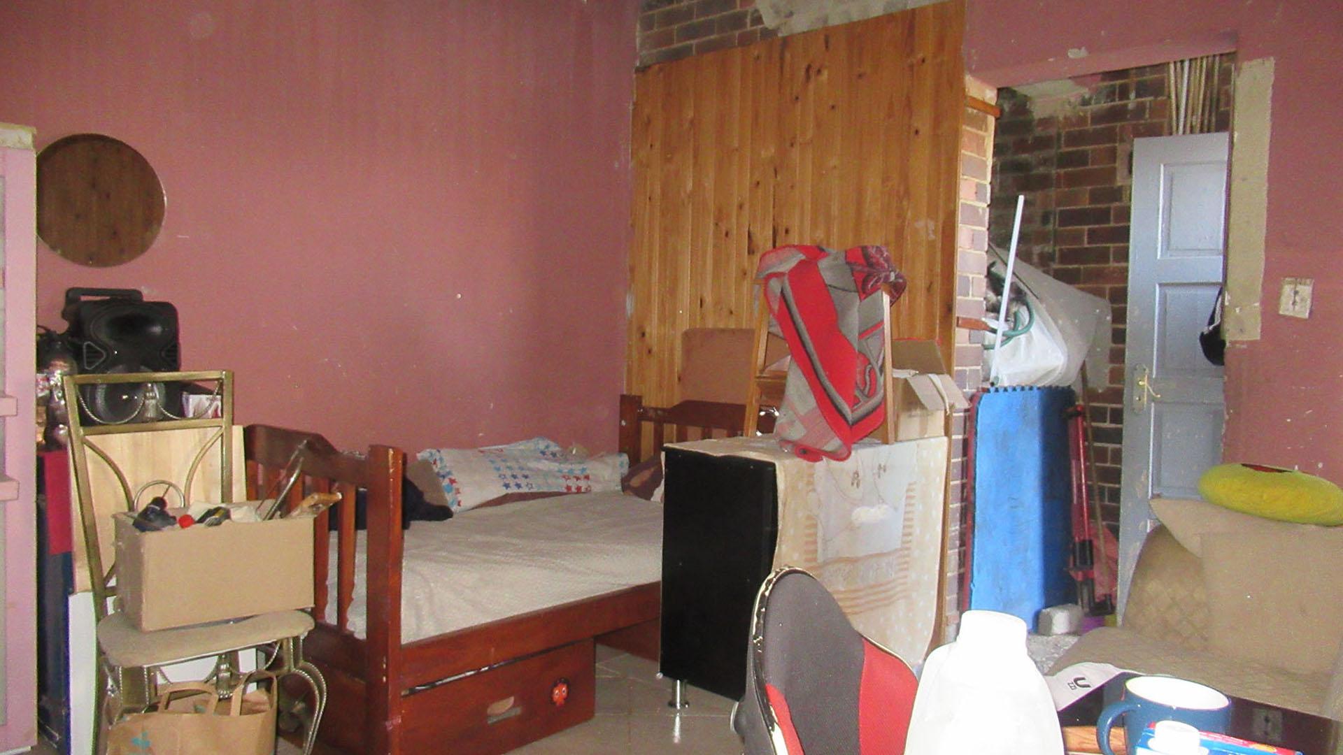 Lounges - 31 square meters of property in South Hills