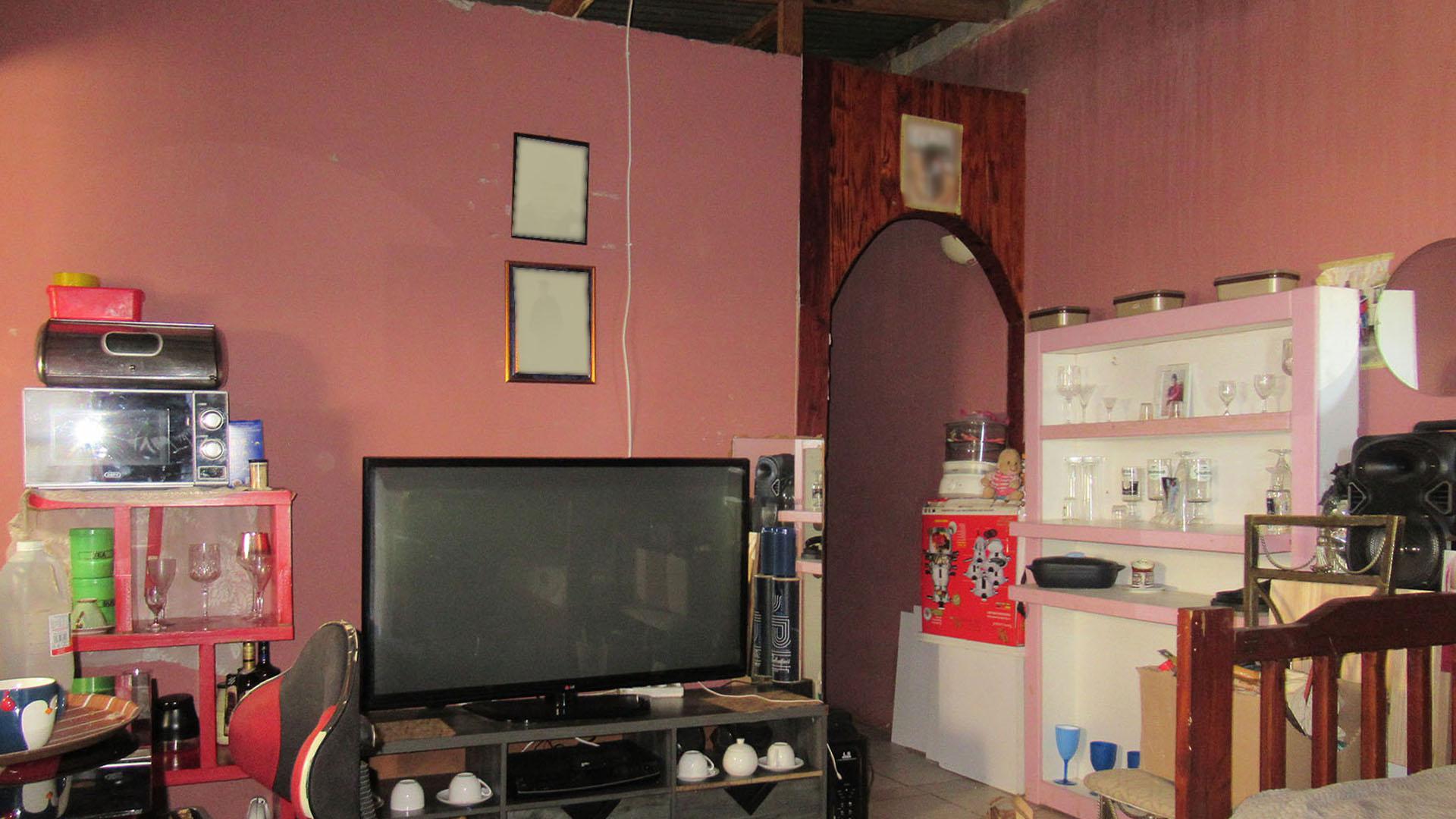 Lounges - 31 square meters of property in South Hills