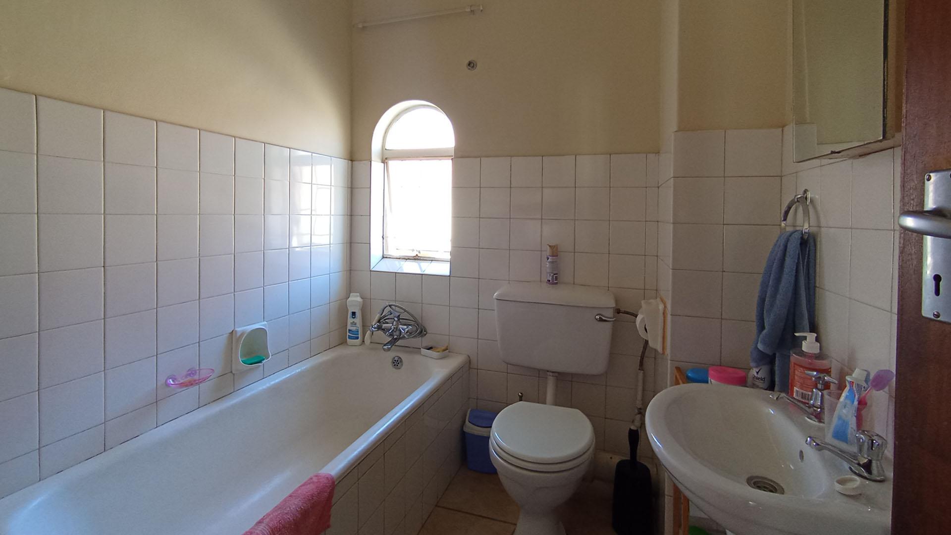 Bathroom 1 - 5 square meters of property in Kilner park