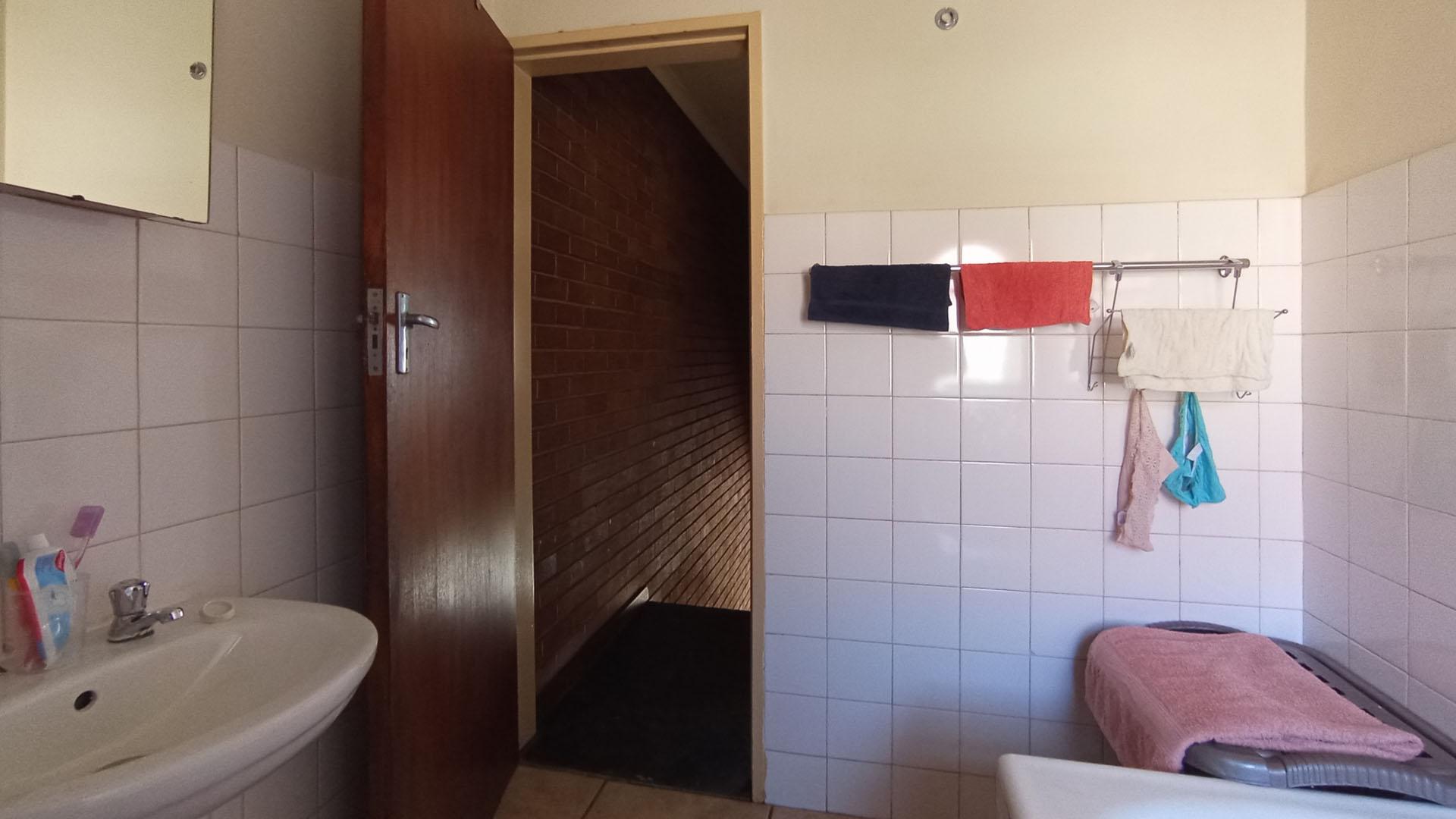 Bathroom 1 - 5 square meters of property in Kilner park