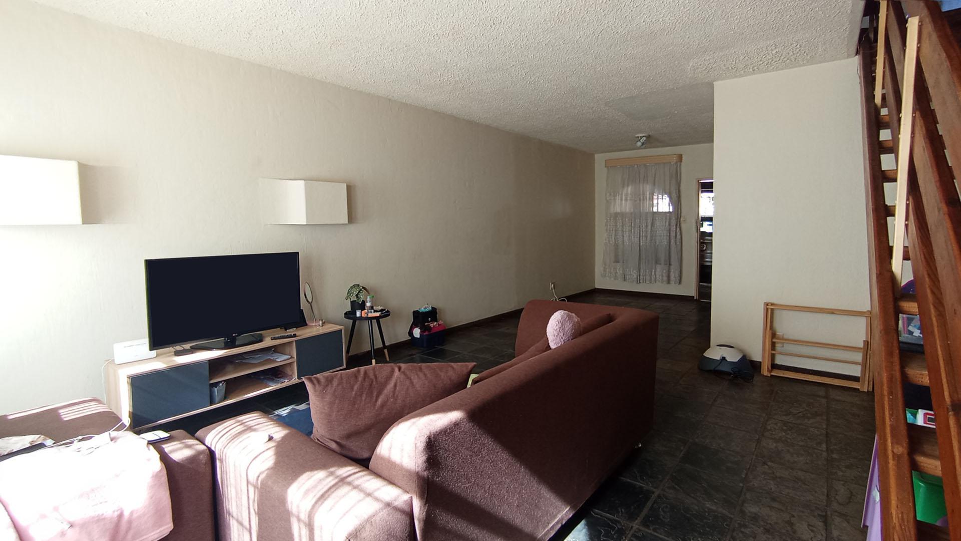 Lounges - 26 square meters of property in Kilner park