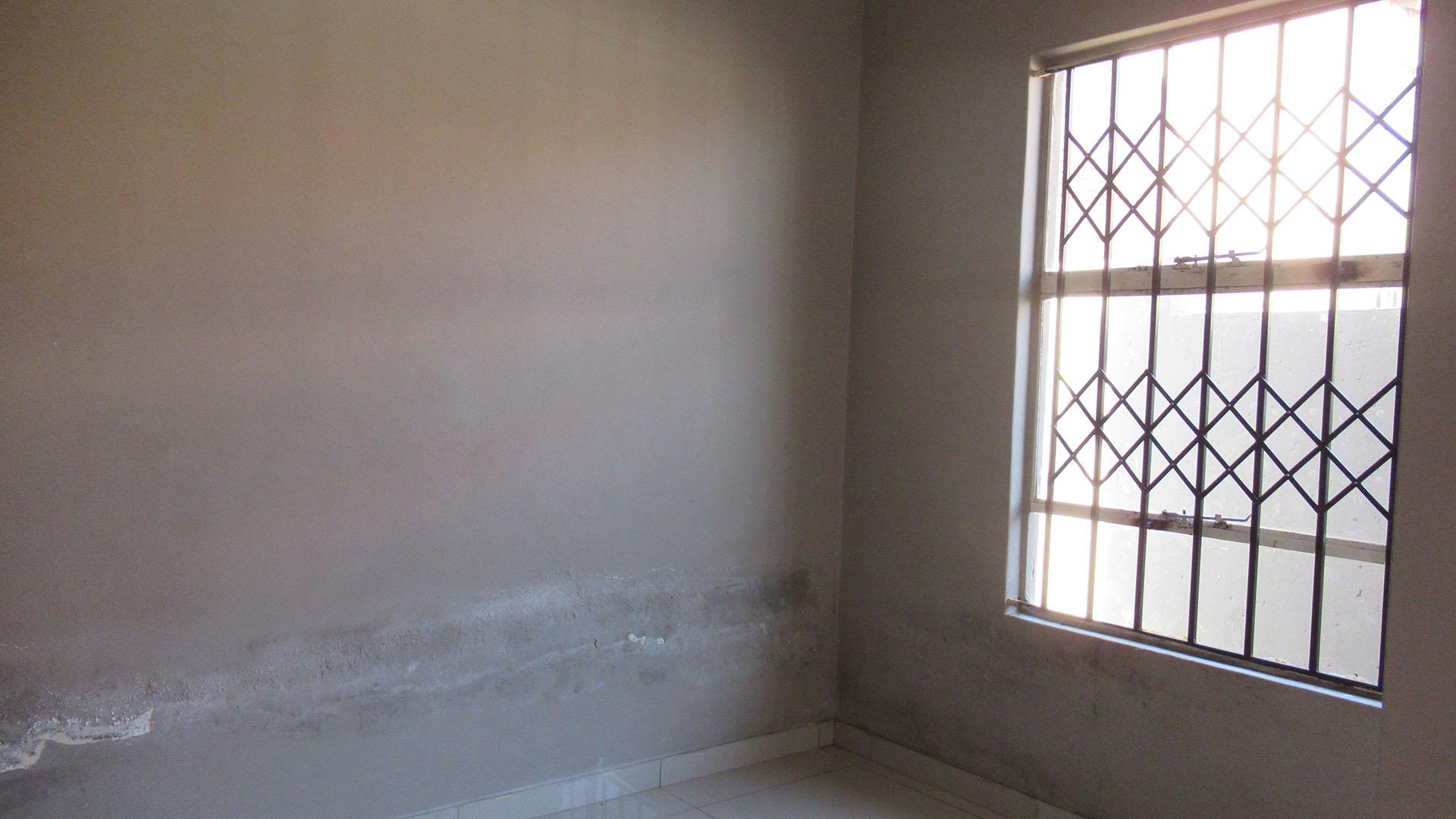 Bed Room 1 - 8 square meters of property in Fleurhof