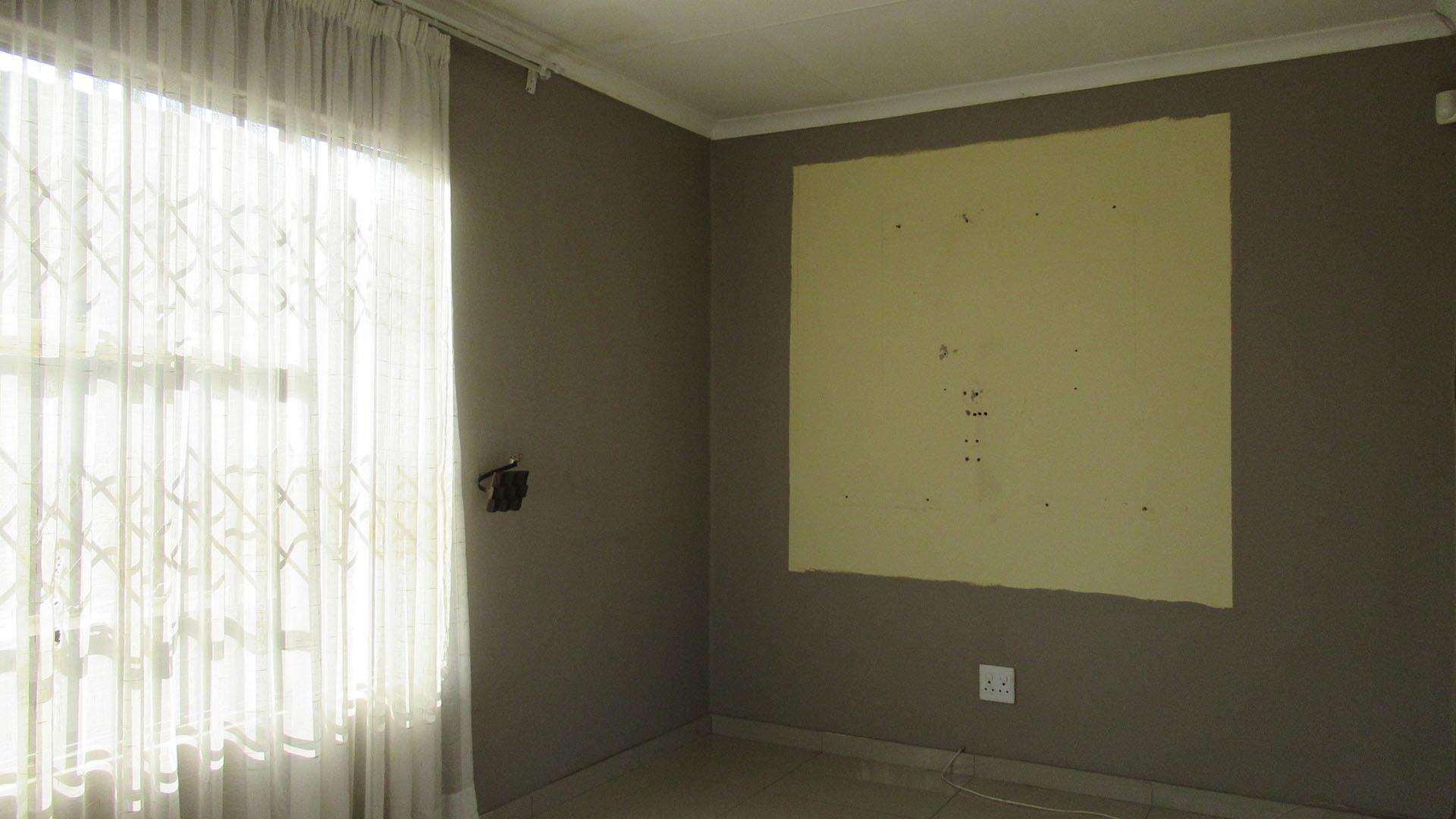 Lounges - 13 square meters of property in Fleurhof
