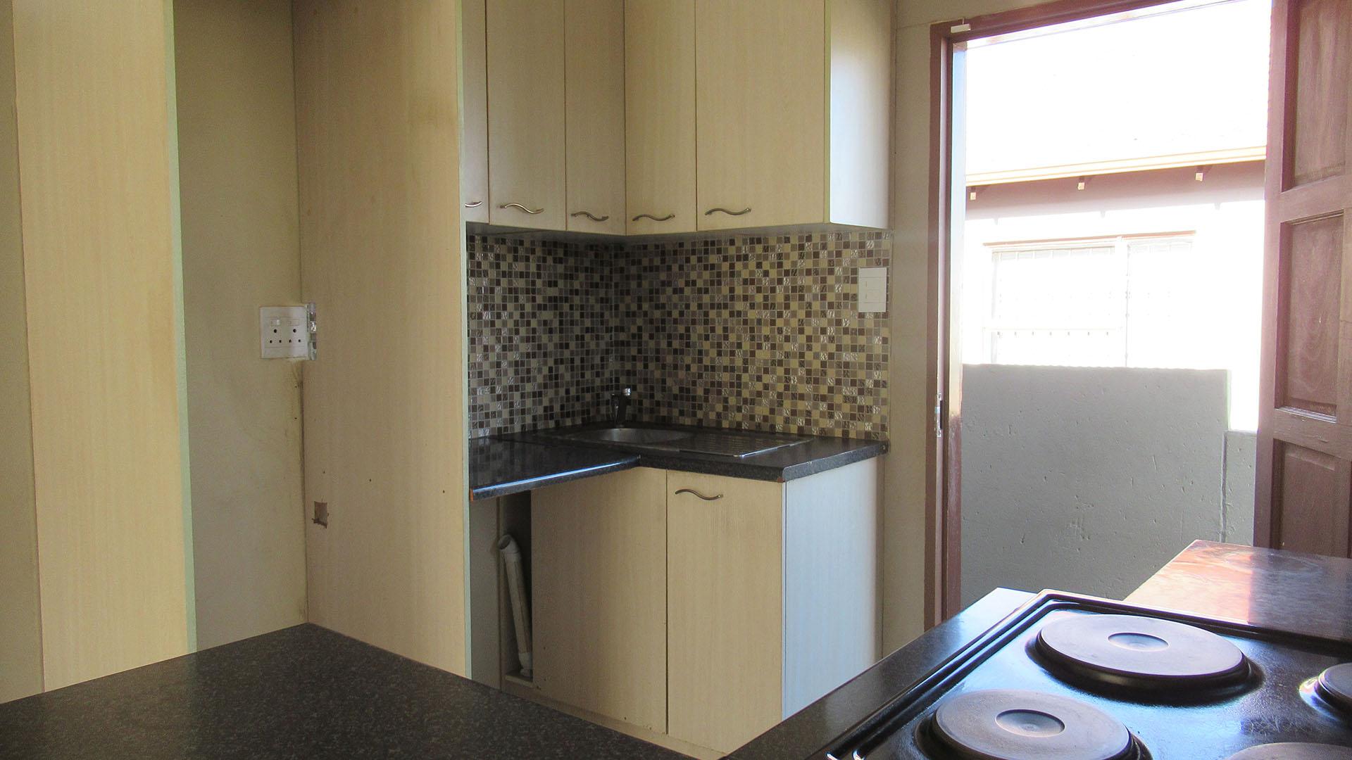 Kitchen - 6 square meters of property in Fleurhof