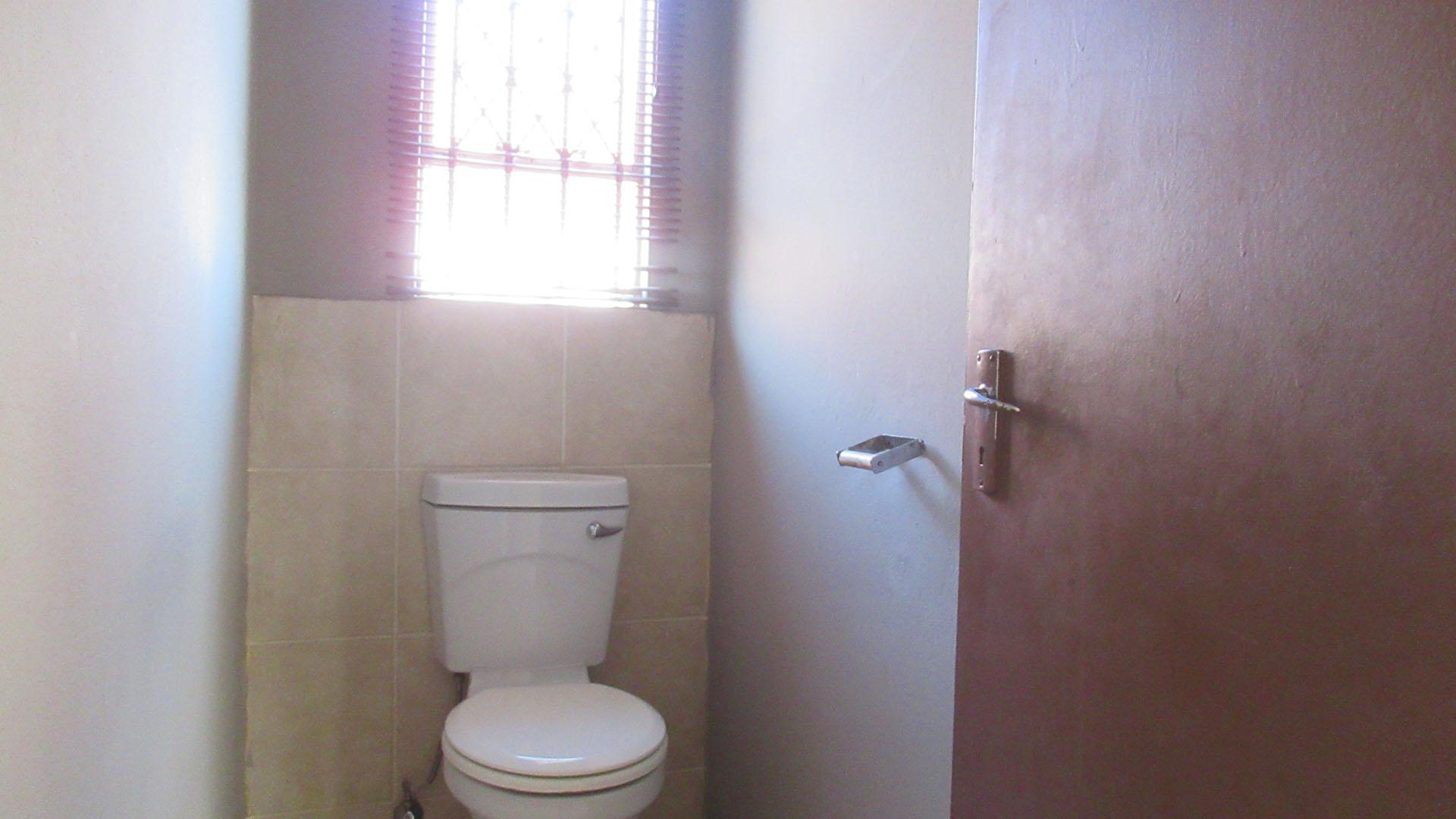 Bathroom 1 - 5 square meters of property in Fleurhof