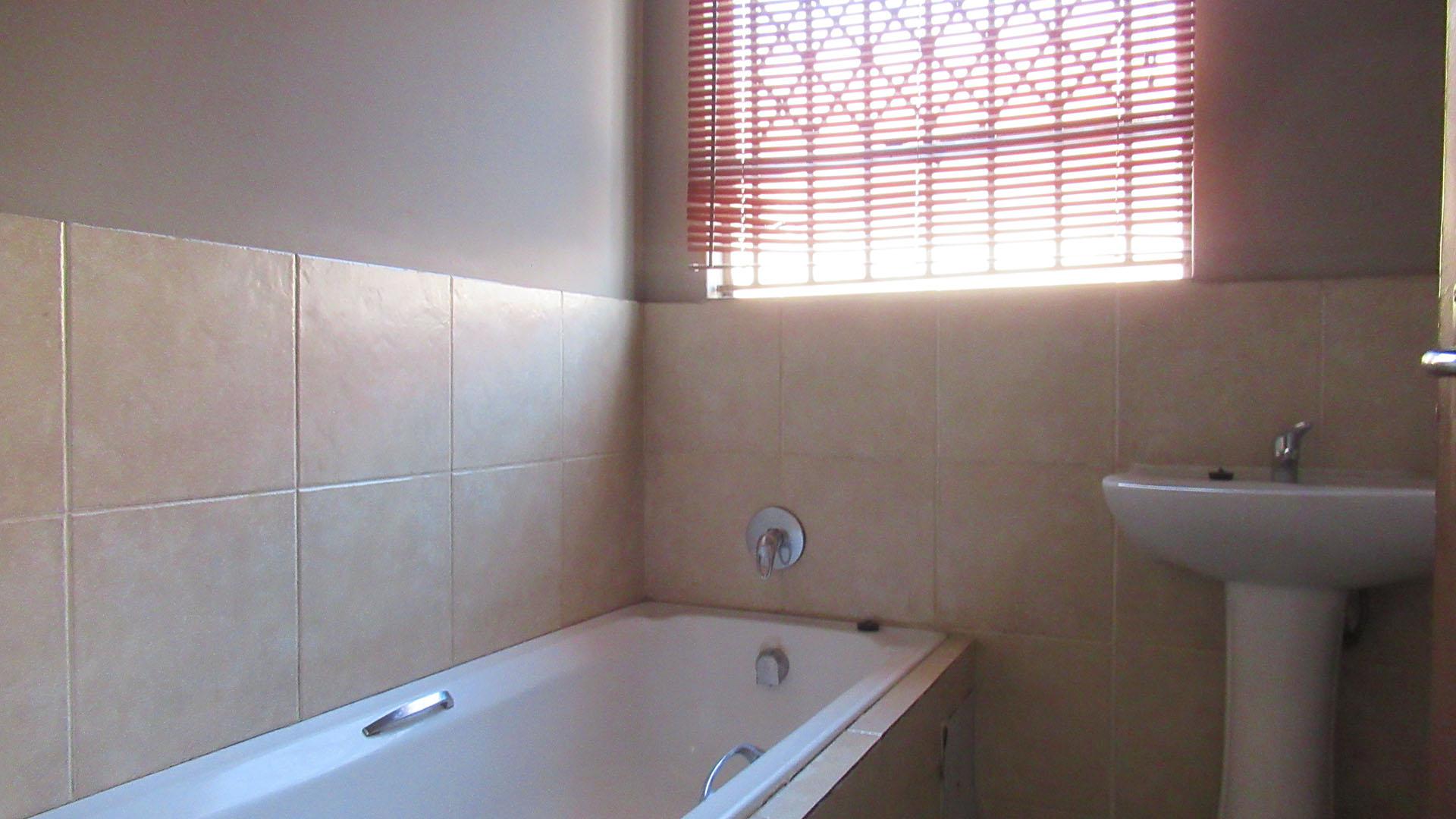 Bathroom 1 - 5 square meters of property in Fleurhof