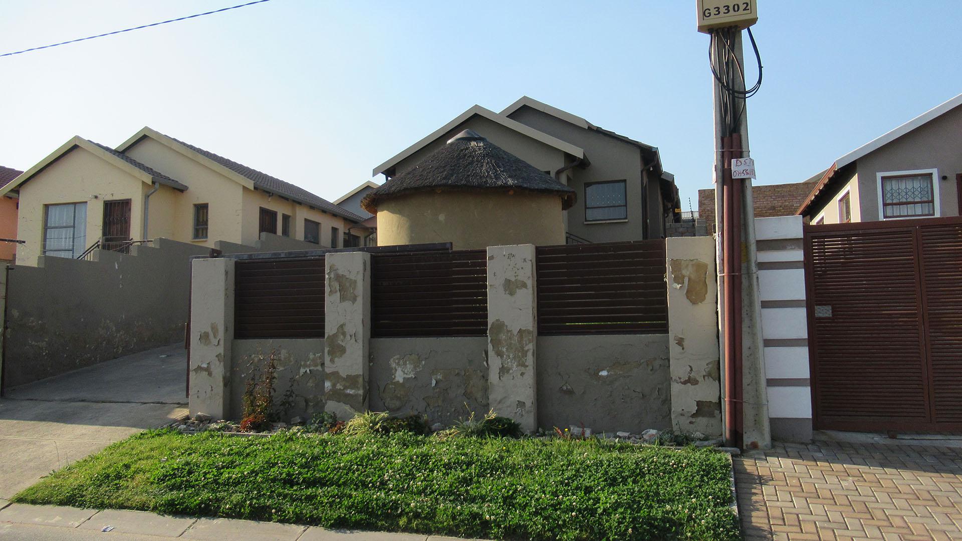 Front View of property in Fleurhof