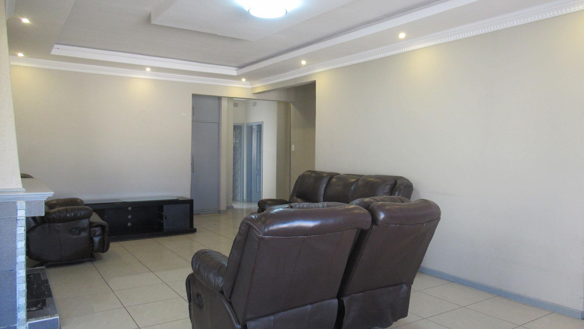 Lounges - 38 square meters of property in Linmeyer