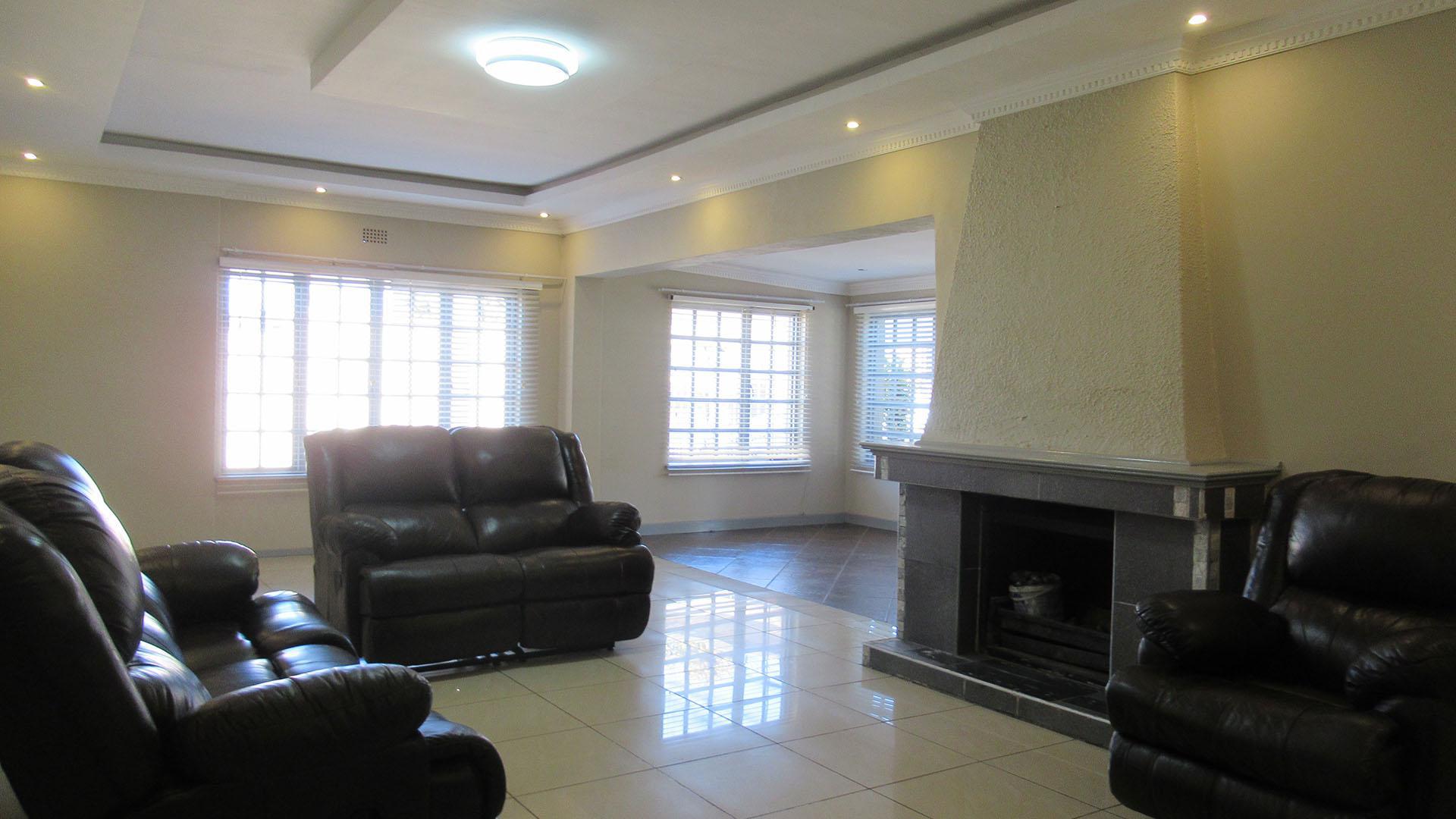 Lounges - 38 square meters of property in Linmeyer