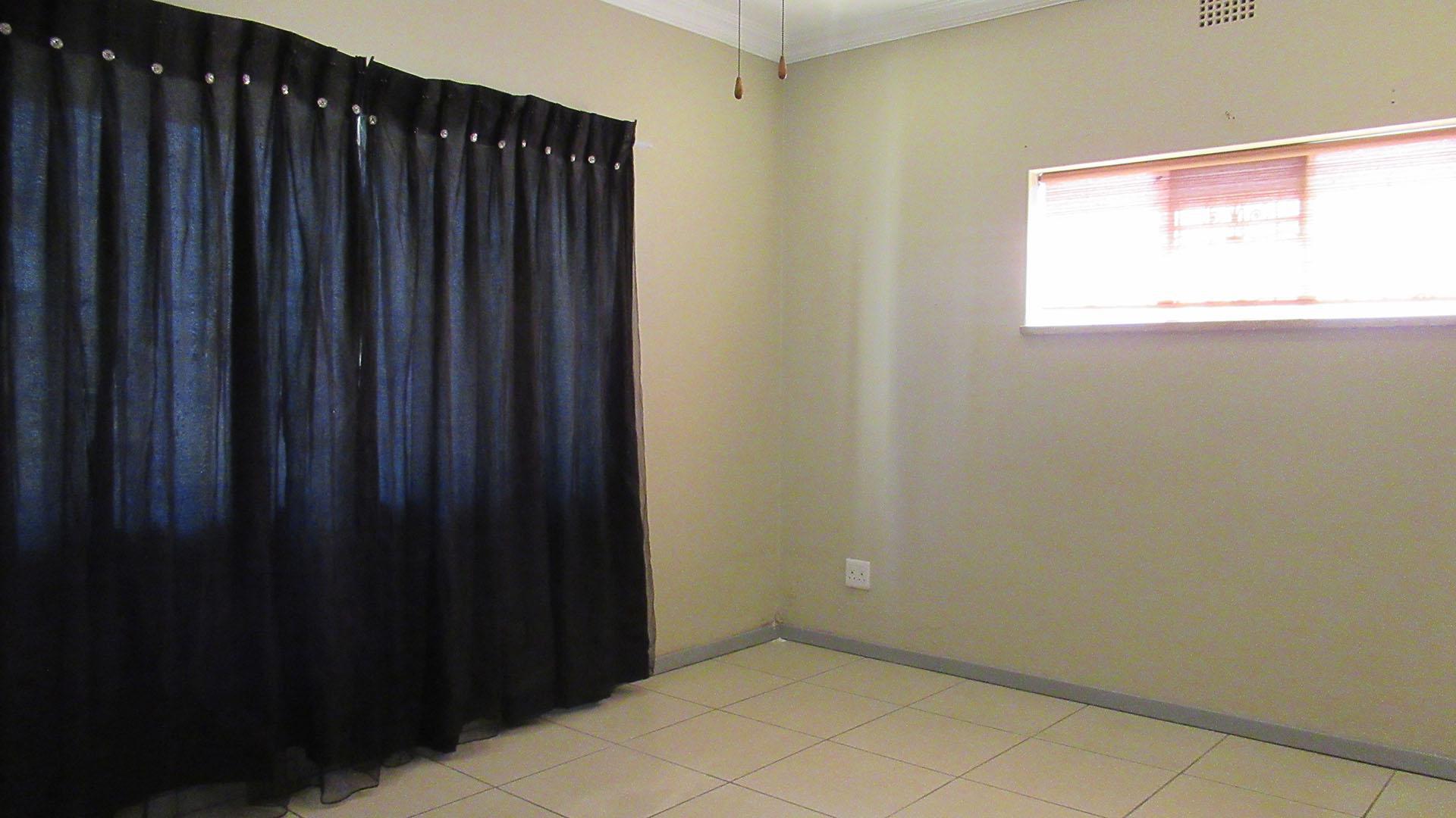 Main Bedroom - 21 square meters of property in Linmeyer