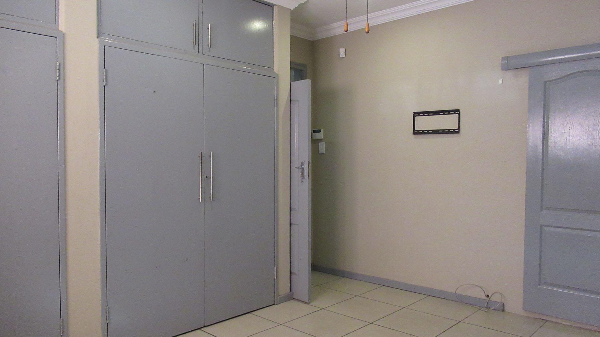 Main Bedroom - 21 square meters of property in Linmeyer