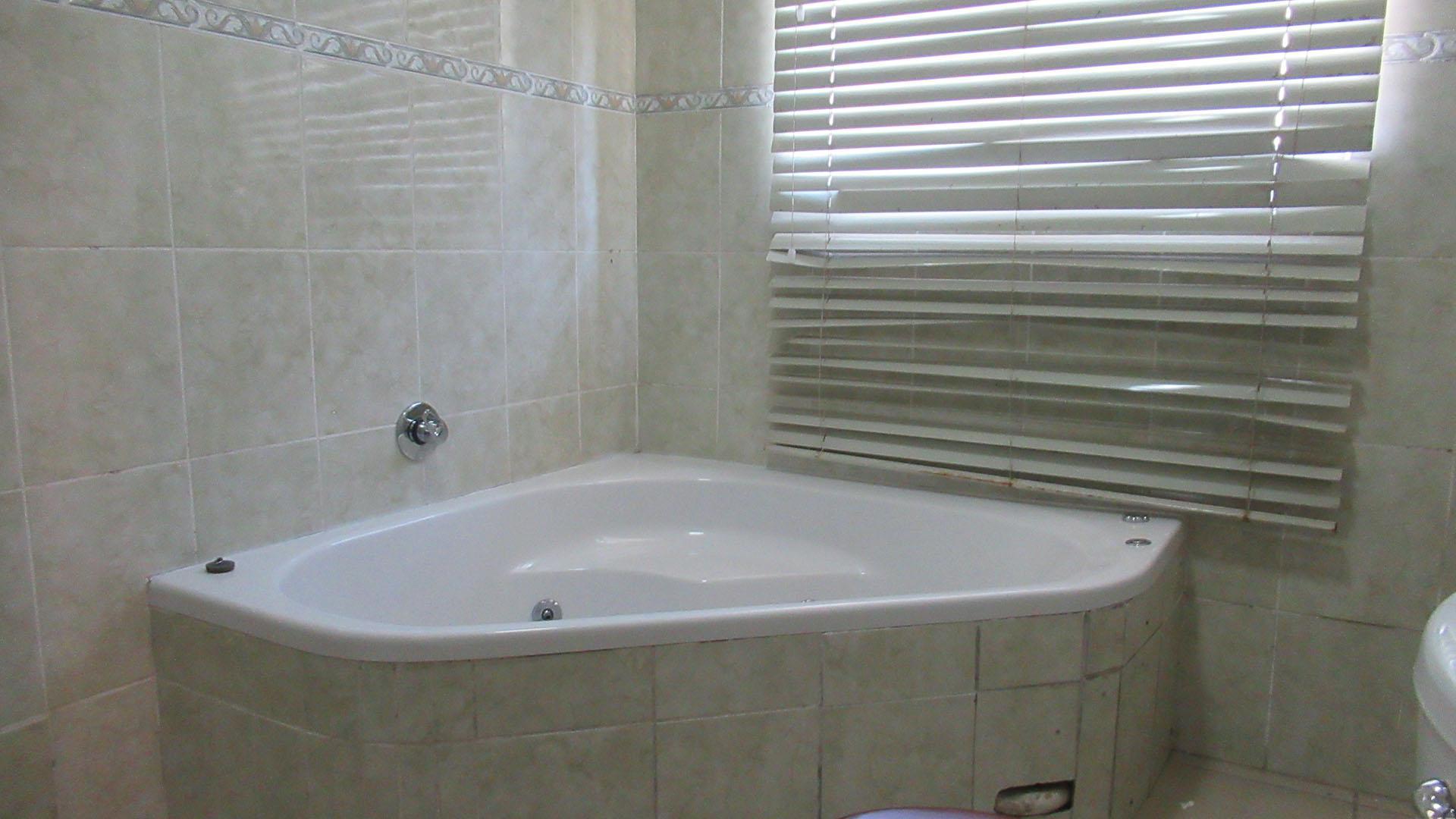 Main Bathroom - 7 square meters of property in Linmeyer