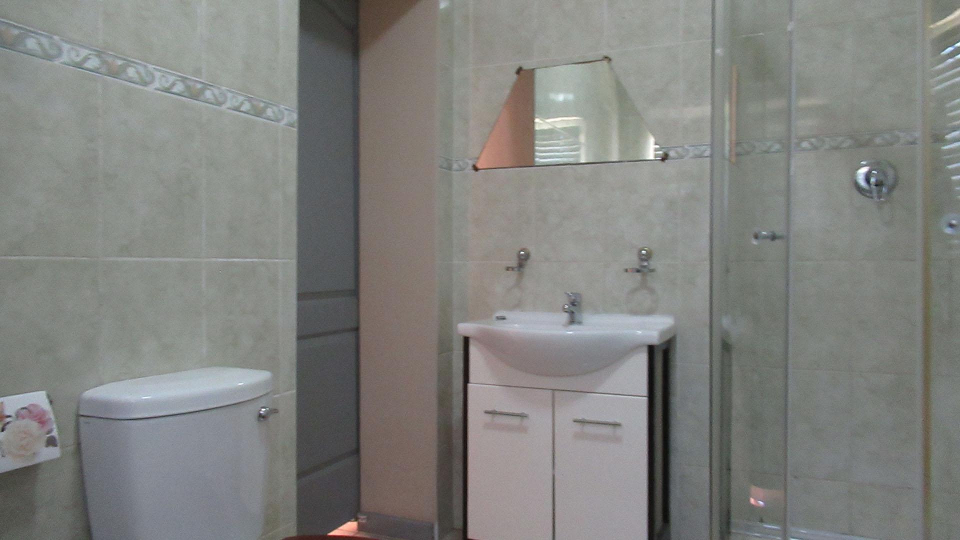 Main Bathroom - 7 square meters of property in Linmeyer