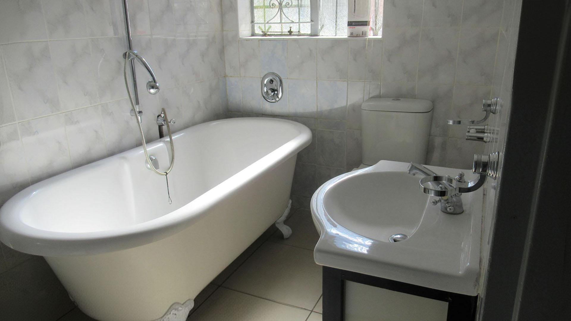 Bathroom 1 - 13 square meters of property in Linmeyer