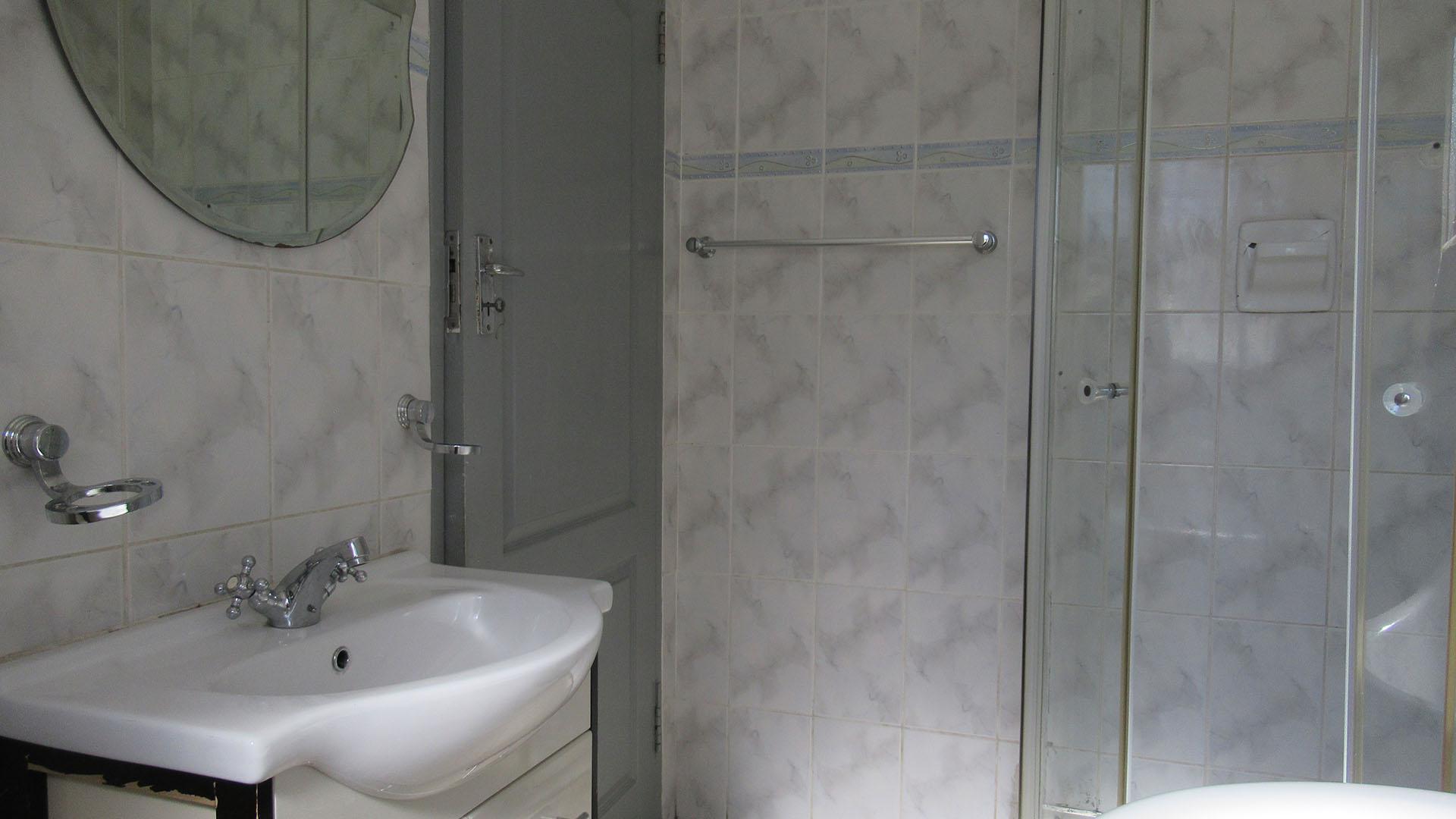 Bathroom 1 - 13 square meters of property in Linmeyer
