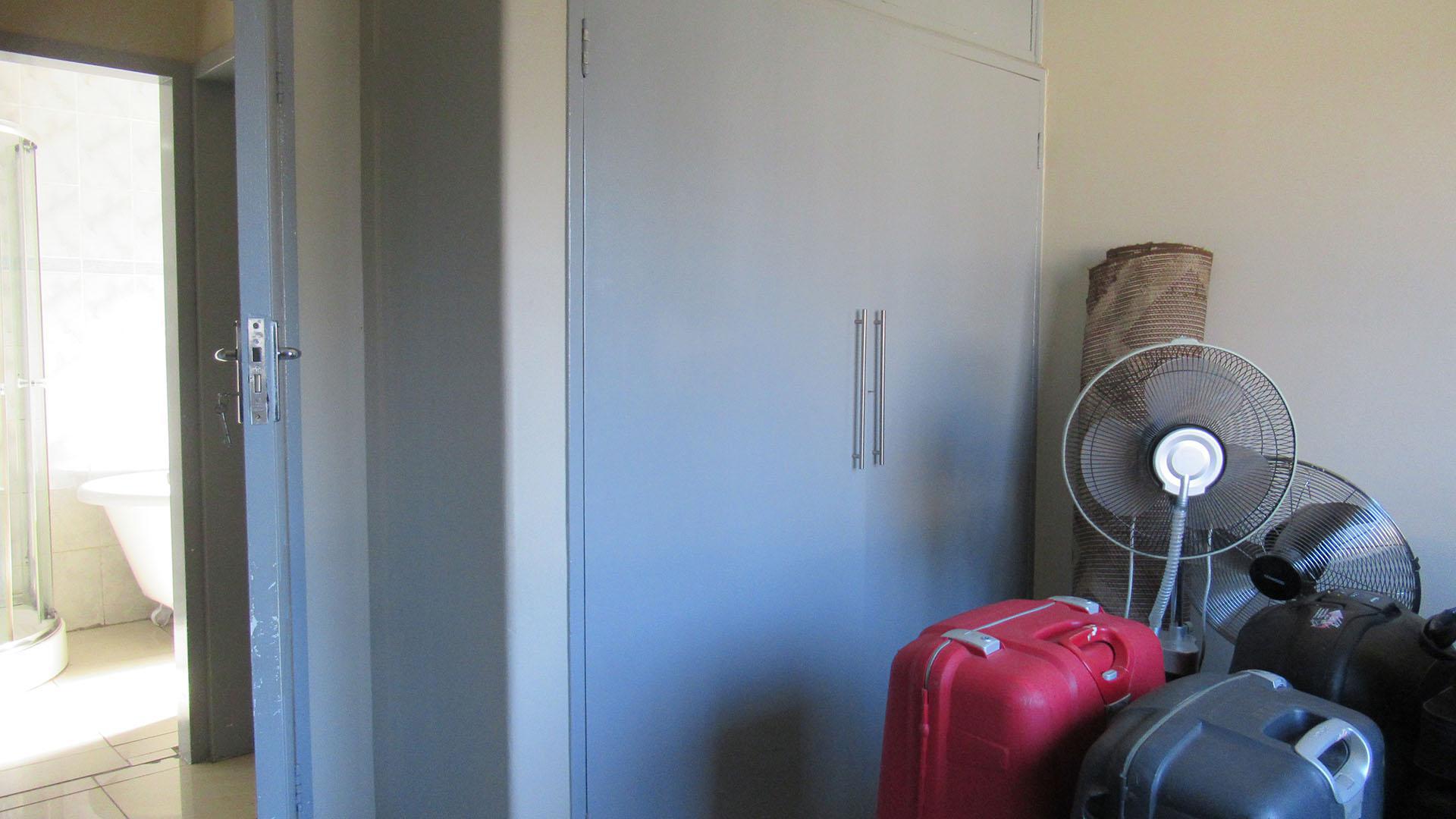 Bed Room 1 - 12 square meters of property in Linmeyer