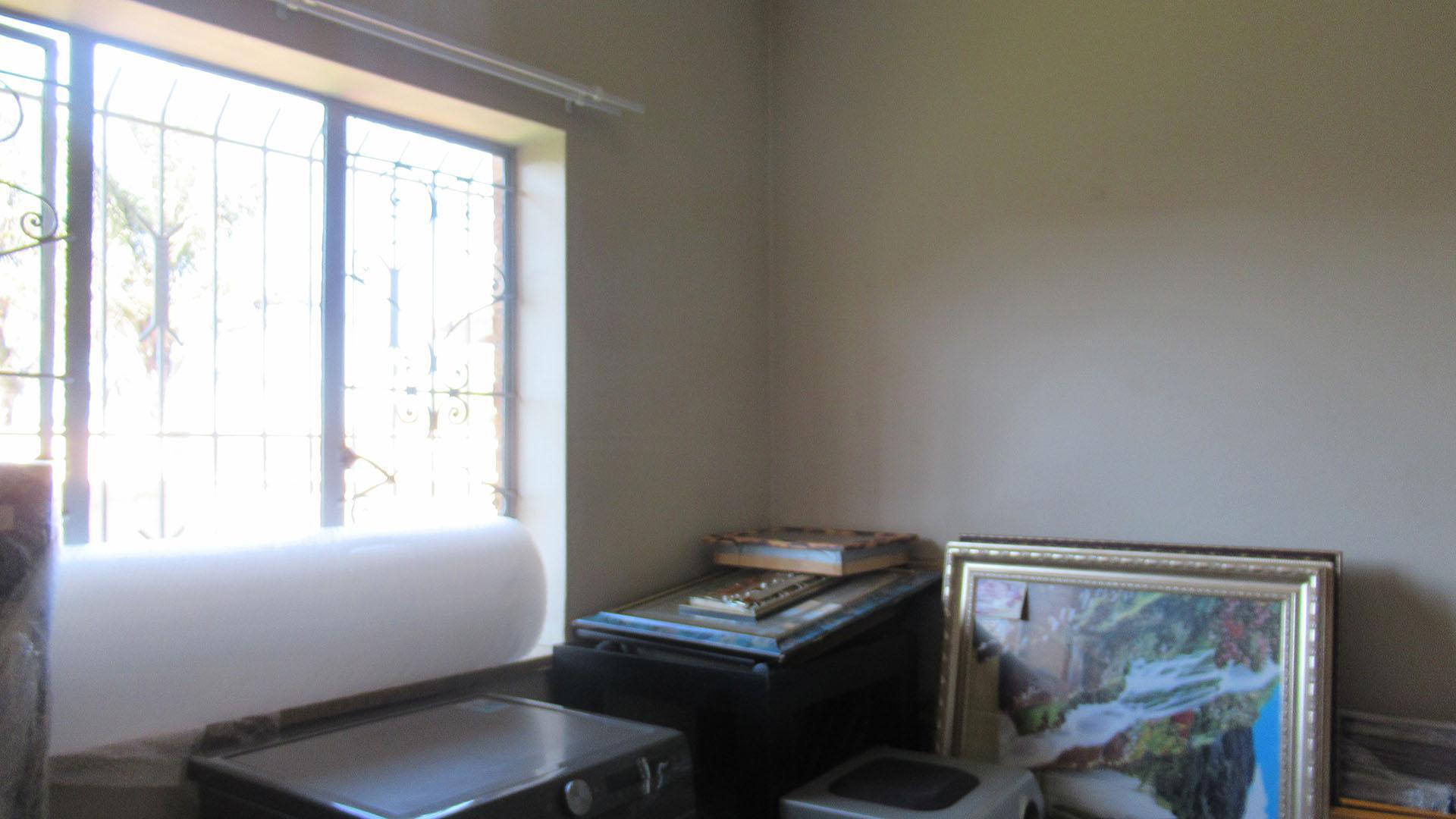 Bed Room 2 - 11 square meters of property in Linmeyer