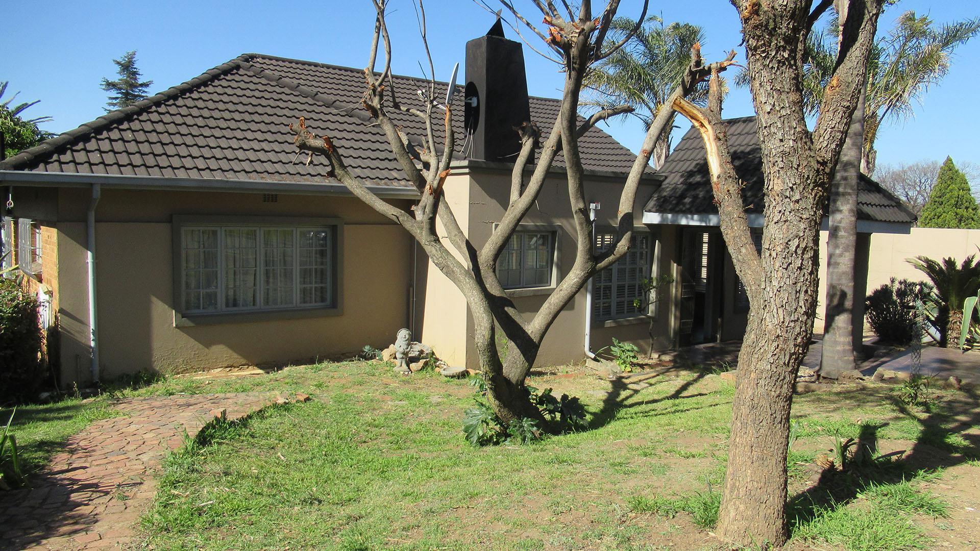 Front View of property in Linmeyer