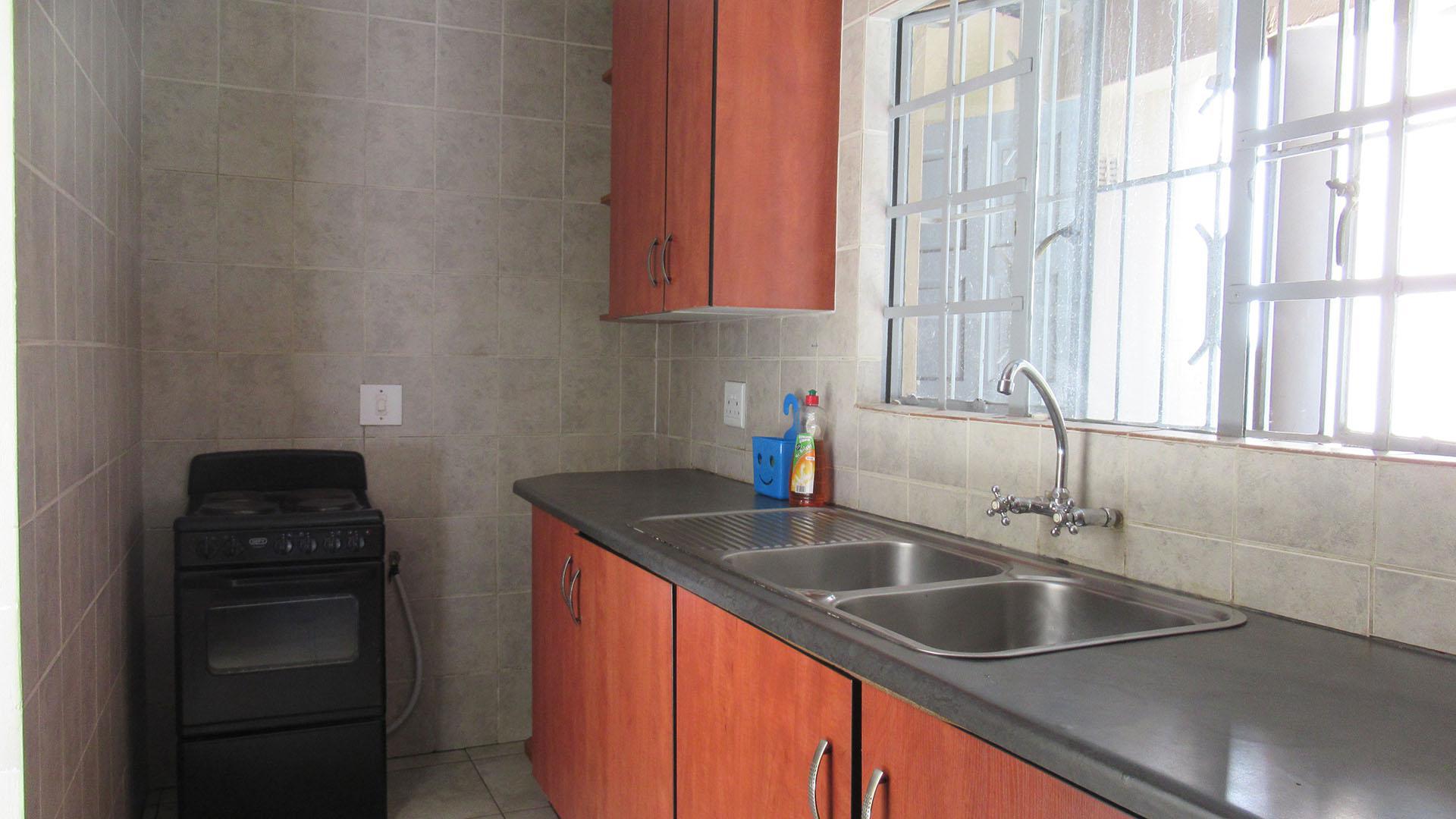 Kitchen - 24 square meters of property in Linmeyer