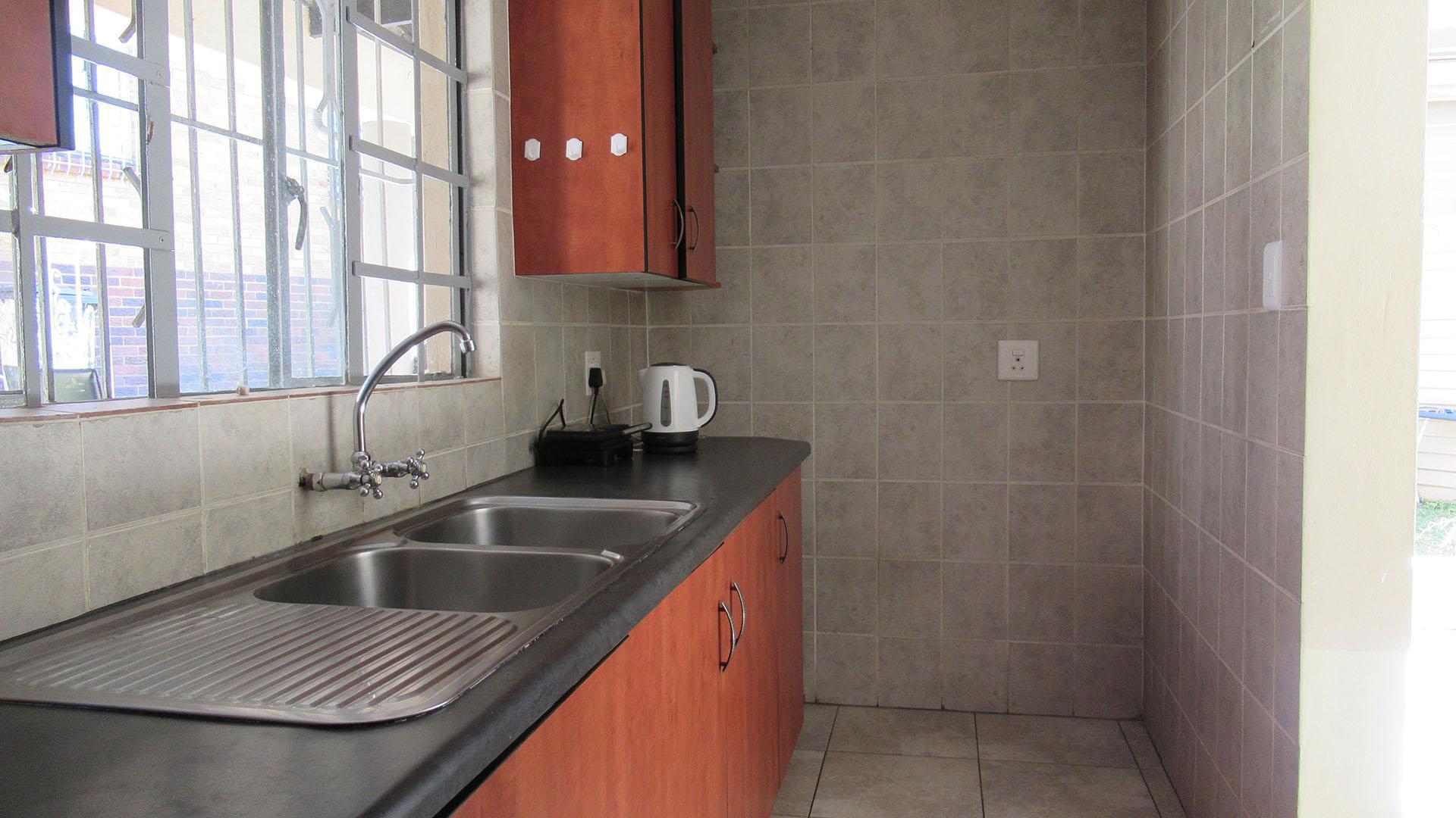 Kitchen - 24 square meters of property in Linmeyer