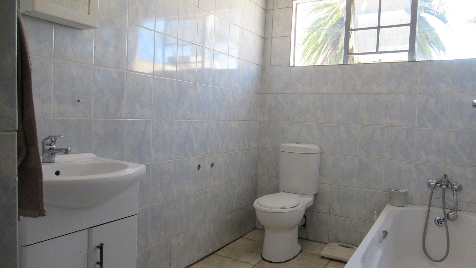 Bathroom 1 - 13 square meters of property in Linmeyer