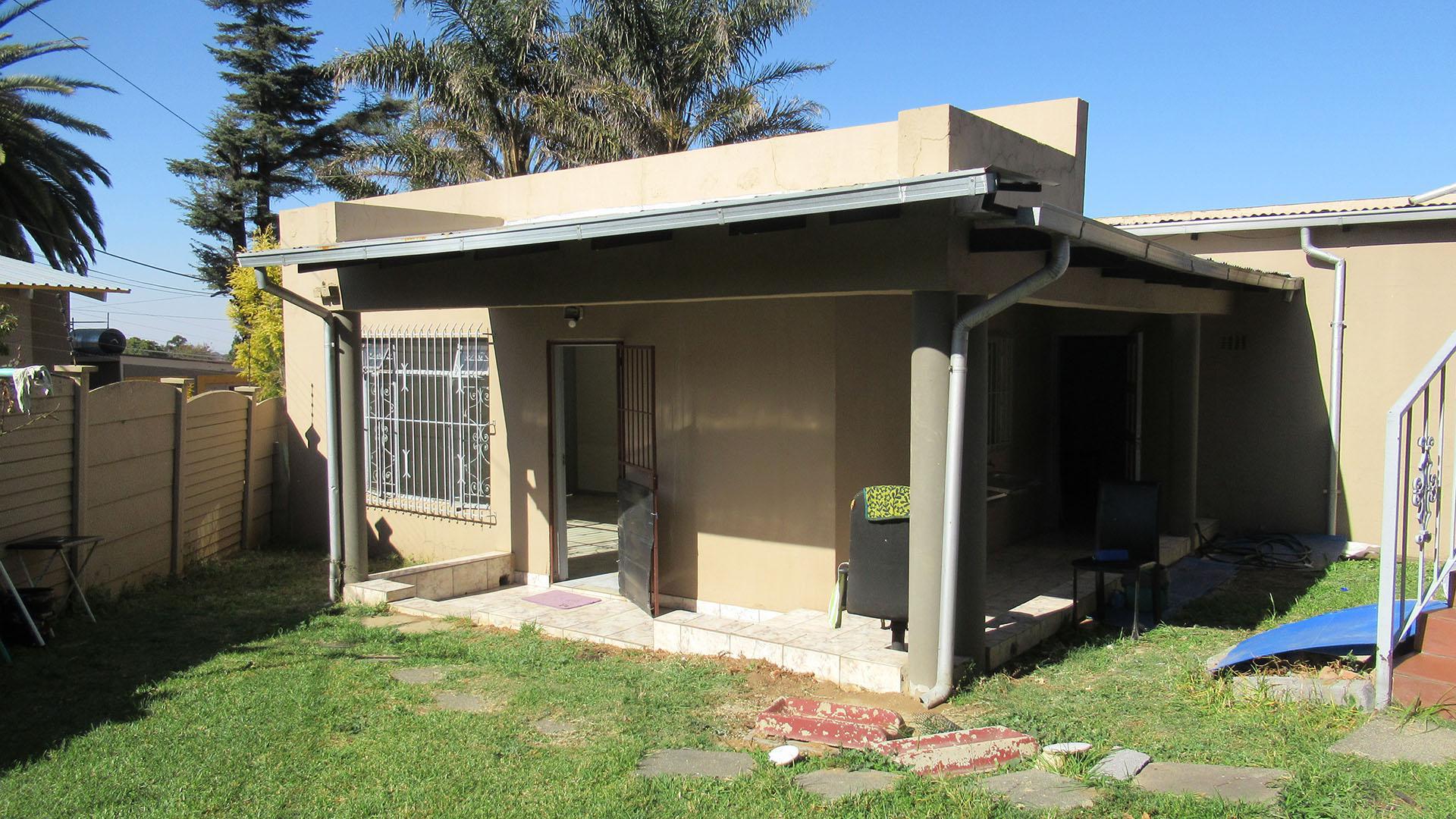 Backyard of property in Linmeyer