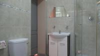 Main Bathroom - 7 square meters of property in Linmeyer