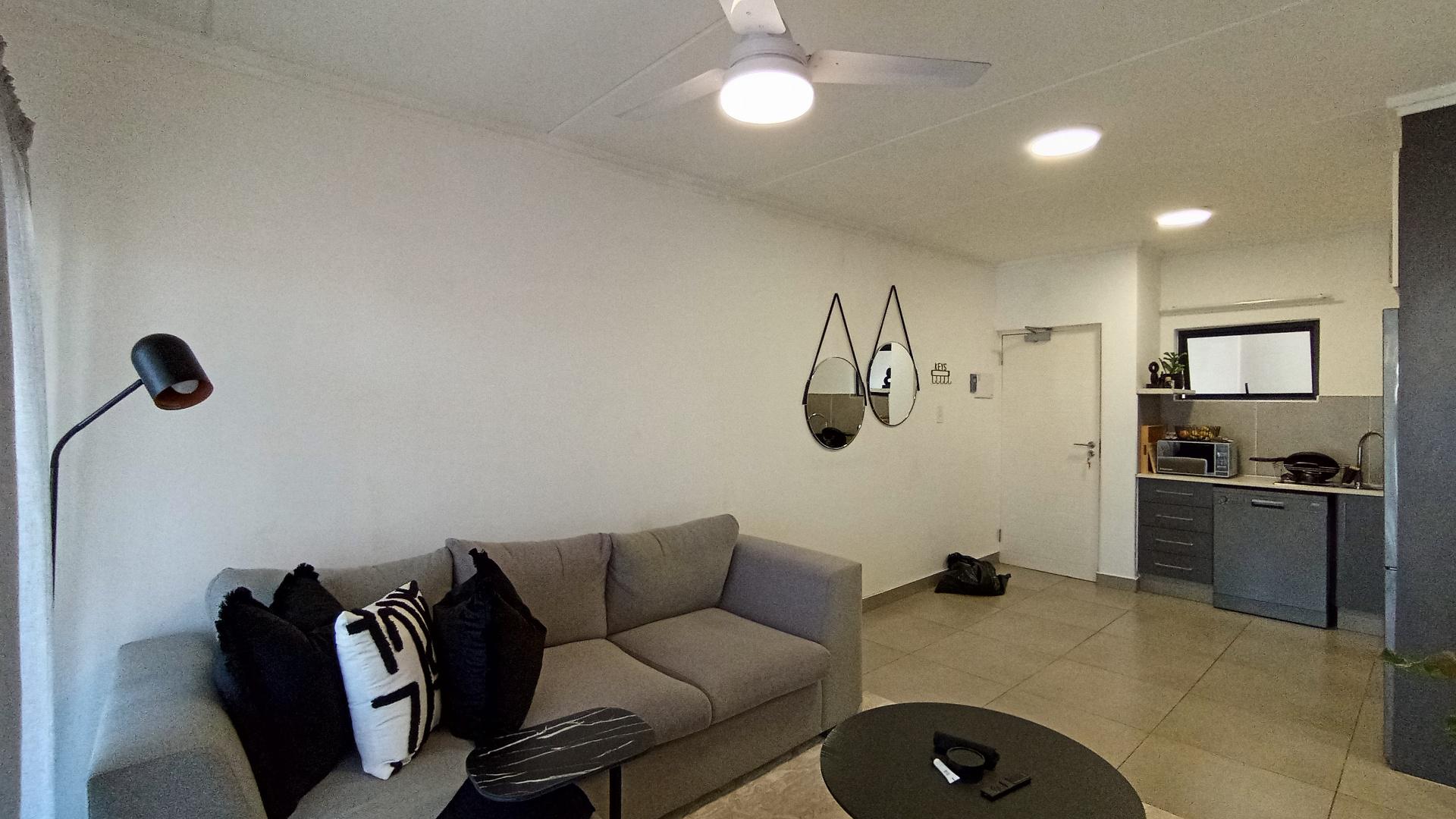 Lounges - 14 square meters of property in Ballitoville