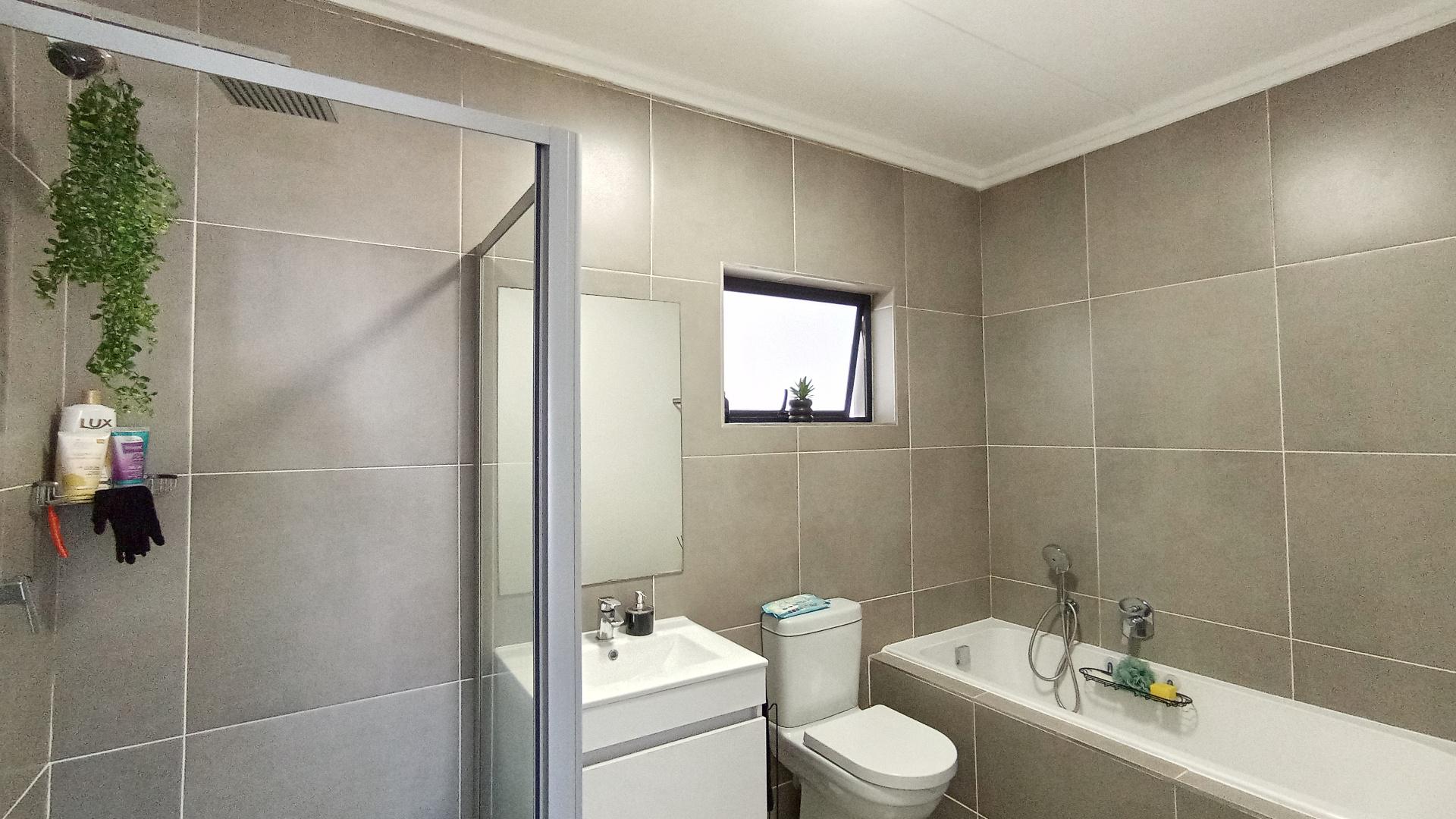 Bathroom 1 - 7 square meters of property in Ballitoville