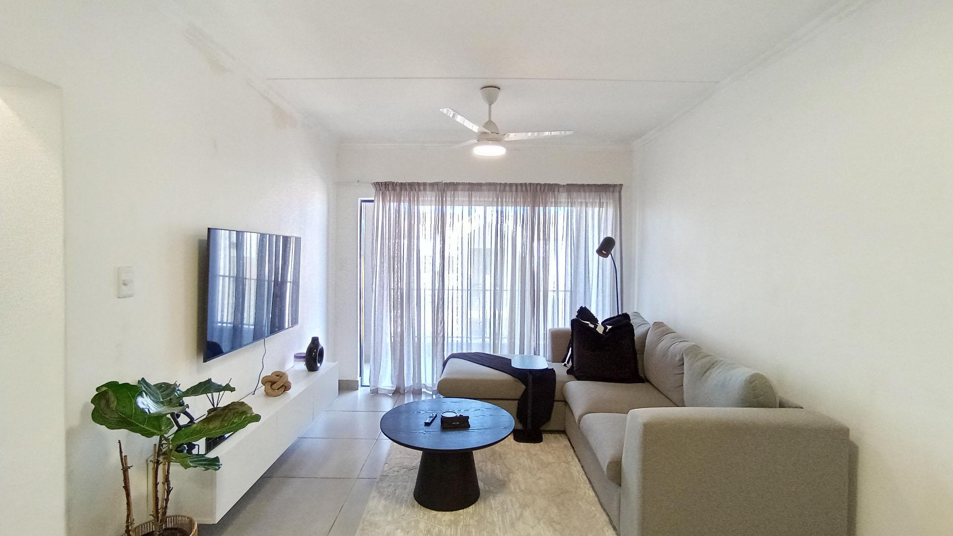 Lounges - 14 square meters of property in Ballitoville