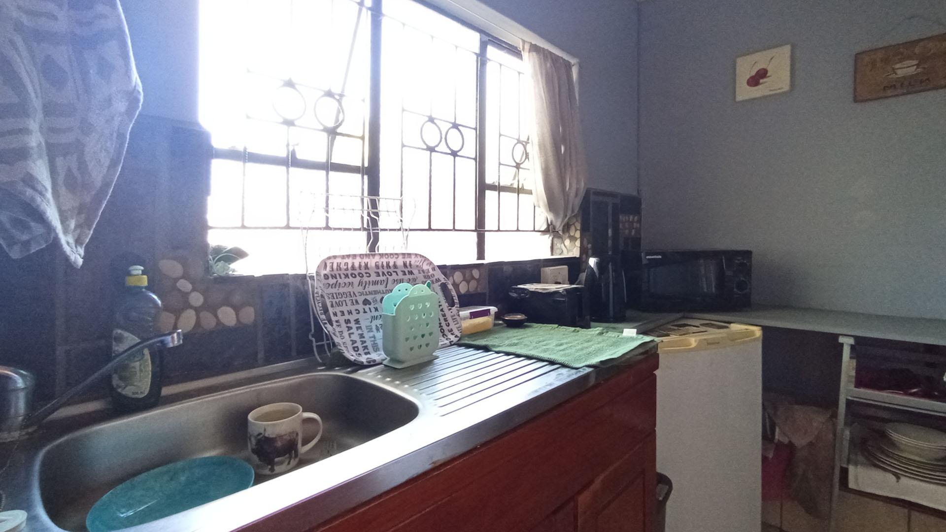 Flatlet - 76 square meters of property in Douglasdale