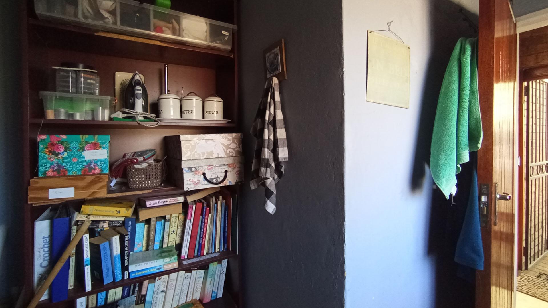 Flatlet - 76 square meters of property in Douglasdale