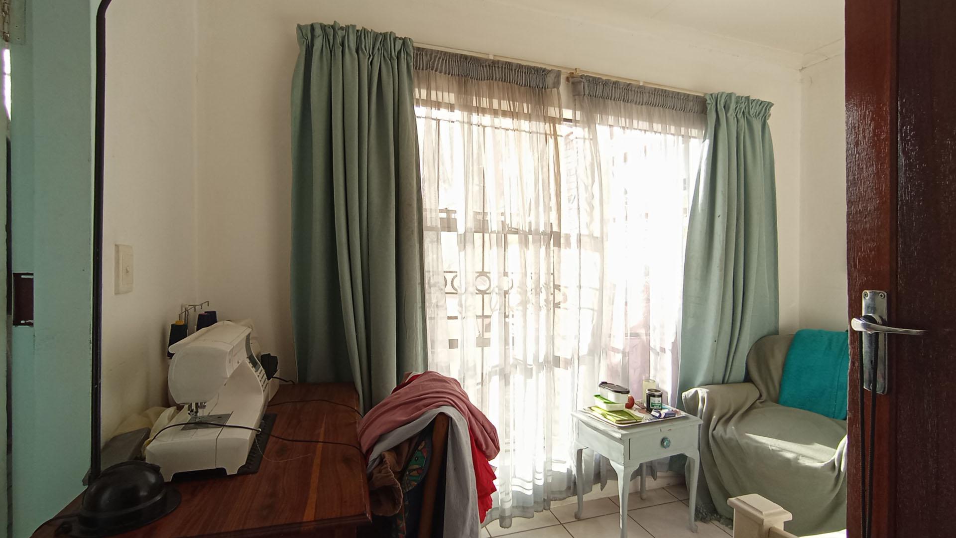 Flatlet - 76 square meters of property in Douglasdale