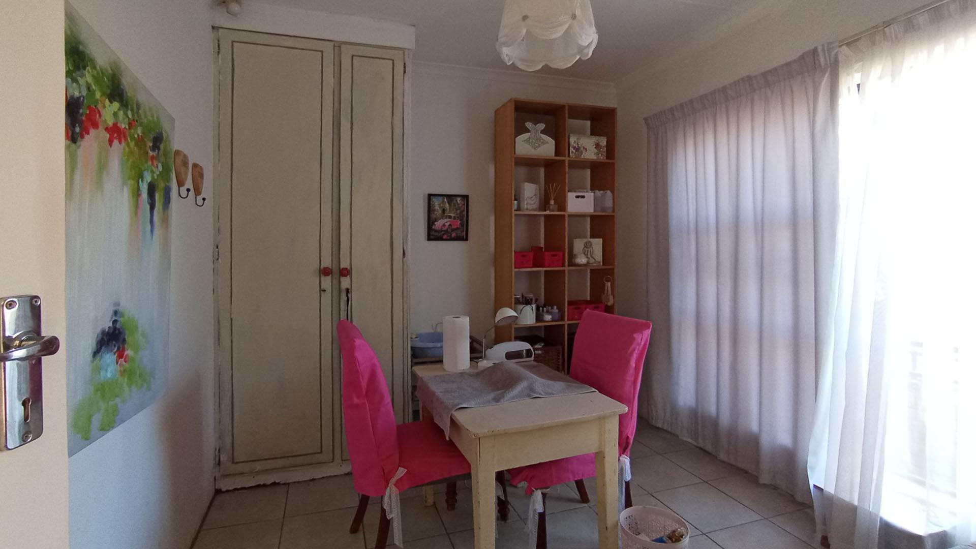 Flatlet - 76 square meters of property in Douglasdale