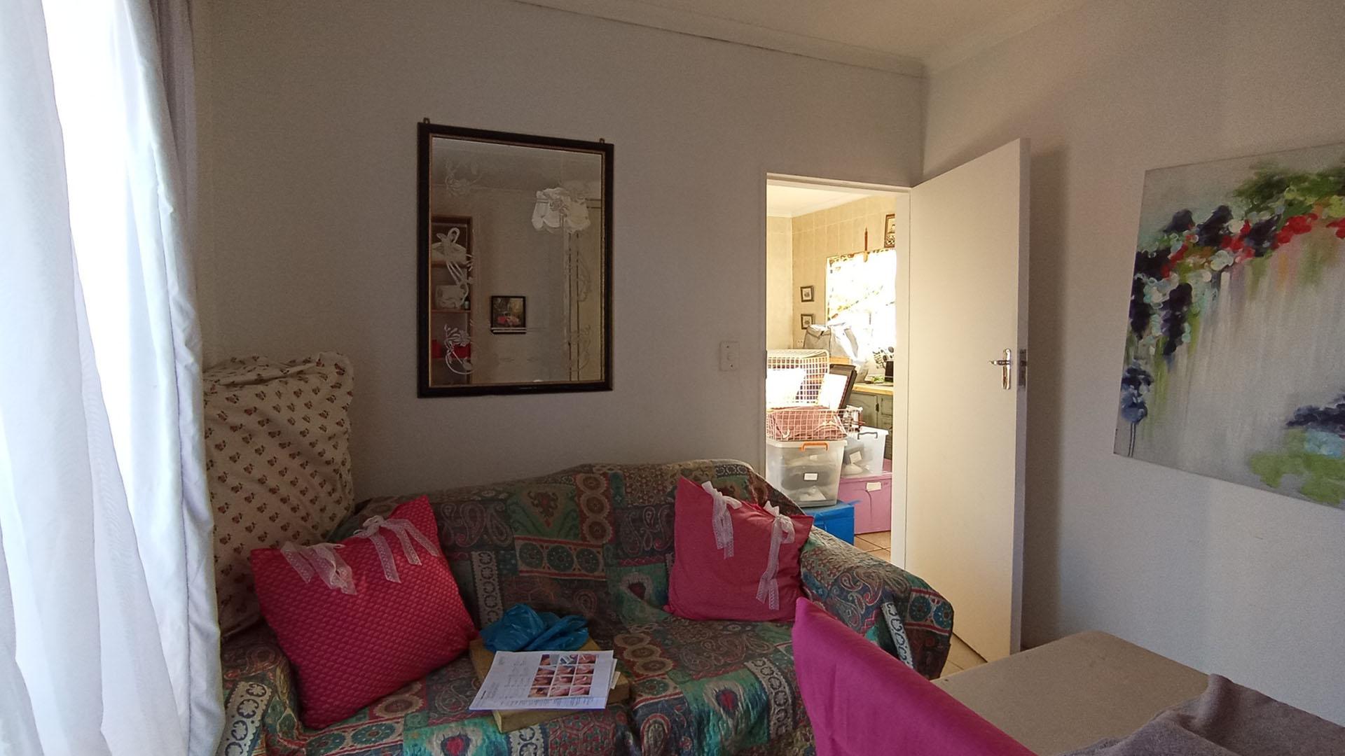 Flatlet - 76 square meters of property in Douglasdale