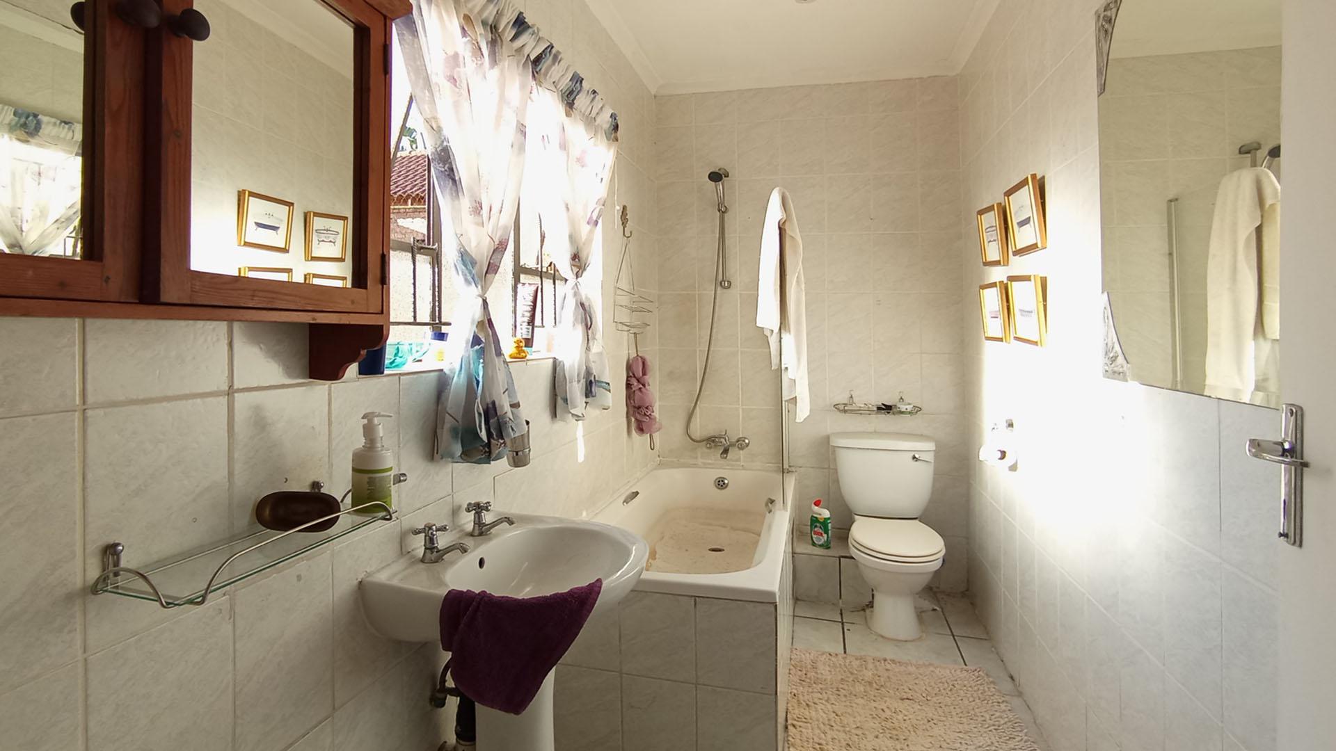 Flatlet - 76 square meters of property in Douglasdale