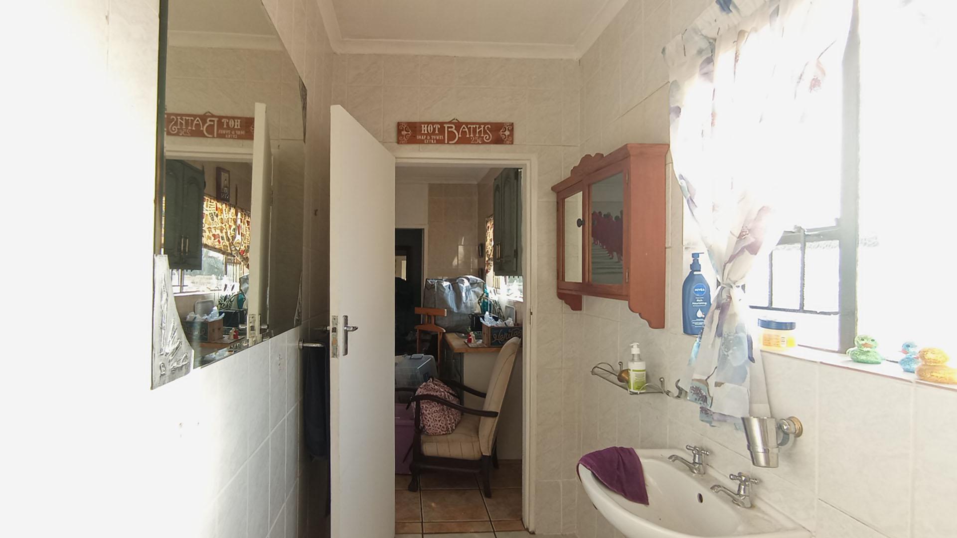 Flatlet - 76 square meters of property in Douglasdale