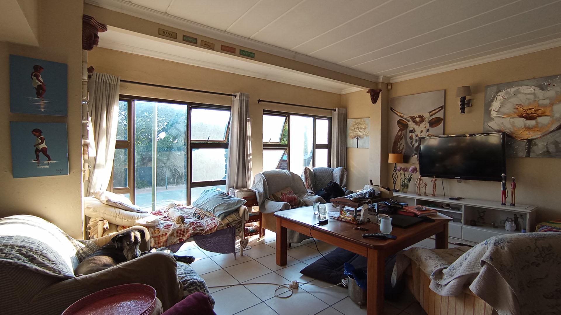 Lounges - 30 square meters of property in Douglasdale