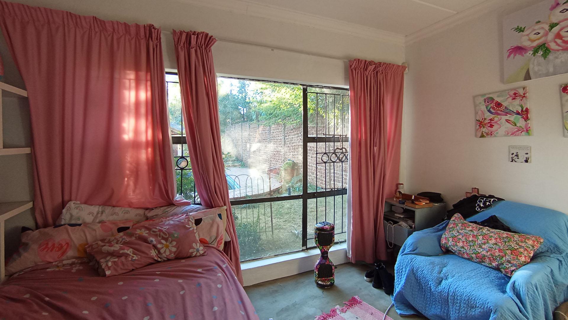 Bed Room 2 - 13 square meters of property in Douglasdale